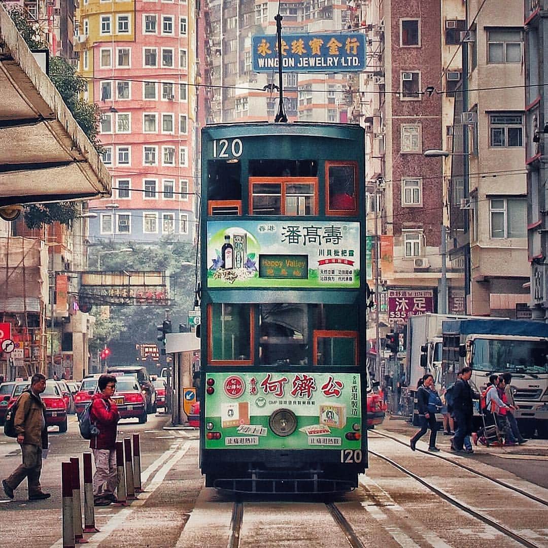 Discover Hong Kongさんのインスタグラム写真 - (Discover Hong KongInstagram)「A Hong Kong travel tip: hop on a tram to slowly take in Hong Kong Island’s colourful streetscapes! 香港旅遊點子：登上叮叮車，慢慢細賞香港島的繁華街景！ 香港観光のおすすめ：香港島を走り抜けるトラムに乗って、街並みを身近に感じよう！ 📷: @ivene____ #DiscoverHongKong #repost」4月2日 19時16分 - discoverhongkong