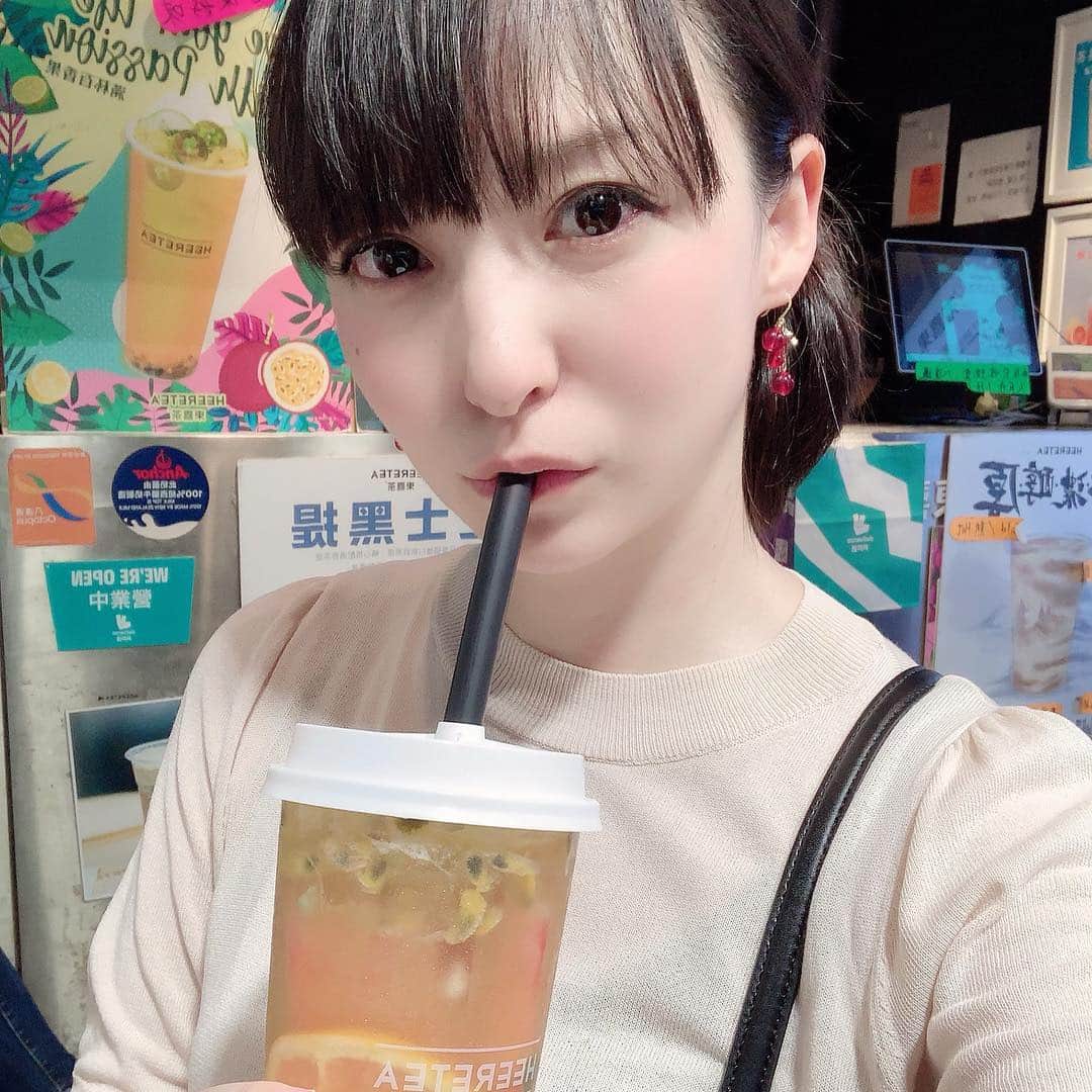 紗々さんのインスタグラム写真 - (紗々Instagram)「香港から帰ってきて、もう一週間なのが驚き(ﾟДﾟ;≡;ﾟДﾟ)！！ * 帰国後バタバタしたり、花粉症が酷かったりで、香港の写真出したいなーと思いつつ、なかなか出せないので、雑にまとめましたヽ(´▽`)/🌸 * 気に入った写真は忘れた頃に出すかもですー(ﾟωﾟ)🇭🇰 * 何度も言いますが #海老ワンタン麺 が最大ヒット🦐✨✨ * 香港に詳しい方々と一緒だったので、すごい楽しかったです🌸驚きの寒さだったけど！！笑 * また行きたいー！！✨ * #香港 #旅行 #ブルースリー #李小龍 #香港トラム #竹 #広東料理 #小籠包 #スイカジュース #rockonjapan #hongkong #trip #brucelee #tramway #juice #dimsum #instagram #japanesegirl #happy」4月2日 10時19分 - 03sasa03