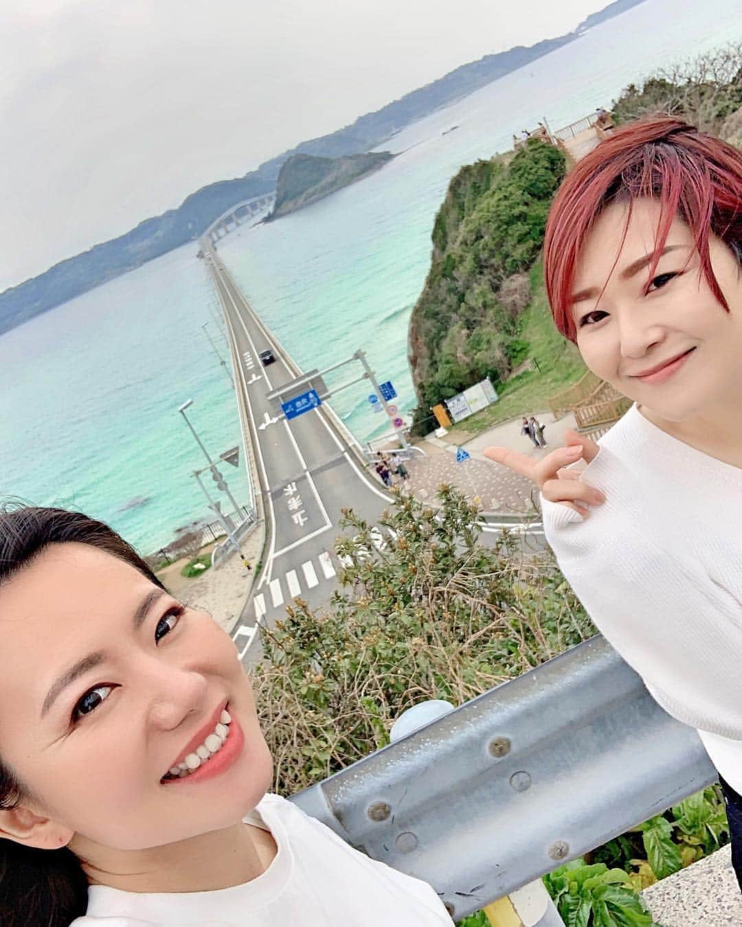 長嶺菜菜子のインスタグラム：「こちらもエメラルドグリーン﻿ ﻿ ﻿ 山口県の角島にかかる橋  角島大橋﻿ ﻿ 良くCMとかTVで見る景色👀﻿ ﻿ ﻿ 曇ってたけど﻿ ﻿ 晴れた時の最高の景色がここにはあるなヾ(*･∀︎･*)ﾉﾞ﻿ ﻿ ﻿ また次回リベンジ٩(●︎˙▿︎˙●︎)۶﻿ ﻿ ﻿ ここは山口県に来たら絶対行くべきスポット間違いなし👏👏﻿ ﻿ ﻿ ﻿ ﻿ にしてもおでこの広さ﻿ ﻿ ﻿ #山口県 #山口県下関観光 #下関 #観光 #旅 #旅好き #女旅 #旅行好き #車旅 #角島 #角島にかかる橋 #エメラルドグリーンの海 #沖縄の次に綺麗 #山口観光 #山口観光おすすめ #でこっぱち #八重歯 #沖縄人 #うちなんちゅ #BGMは久保田利伸 #ボヤジンフォトコン秋2019」