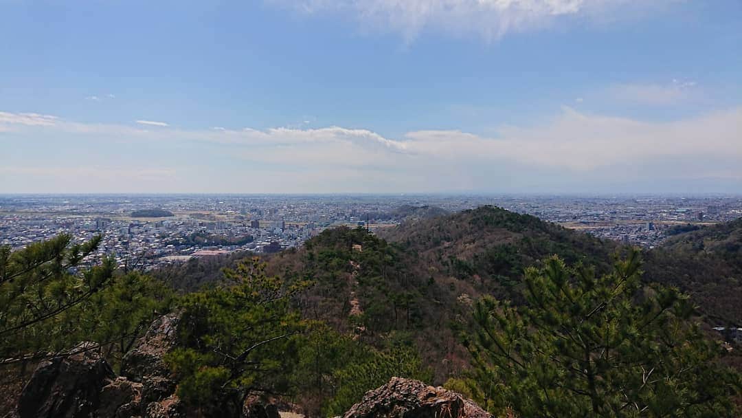 桜花さんのインスタグラム写真 - (桜花Instagram)「おはようございマウンテン🗻☀️ 本日もナイスな１日にいたしましょ✨  写真は昨日の天狗山での一枚です🍀 ワクワクがいっぱい詰まった素敵な低山でした🍀＼(^^)／ #山登り  #山  #山歩き  #山登り大好き芸人 #mountain  #mountains #mountaingirl  #goodmorning #おはようございマウンテン」4月2日 10時20分 - mountainohka