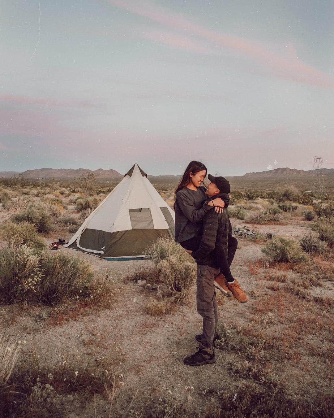 W E Y L I Eのインスタグラム：「Find you a mans that will take these types of corny photos with you 😂」