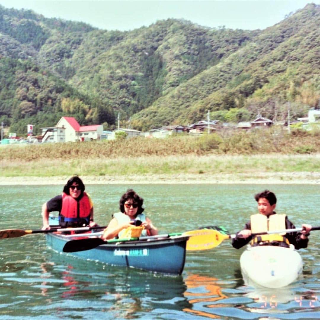 河島あみるさんのインスタグラム写真 - (河島あみるInstagram)「照明の大井さんが 懐かしい写真を送ってくれました♫ 河島英五 四万十川ツアー 後ろの幕も 父が直接描きました♫ 家族とスタッフみんなでカヌーをやったときの写真も！ このとき PAやまもっちゃんは カヌーから沈しました🛶😂 2枚目は英五 母マッキーと翔馬です。 四月は 父の命日、誕生日。 なので写真多めにいきたいと思います✌️ #河島英五 #カヌー #四万十川 #カヌーにのって #ライブ #eigokawashima  #artwork  #artist」4月2日 10時36分 - amiru_kawashima