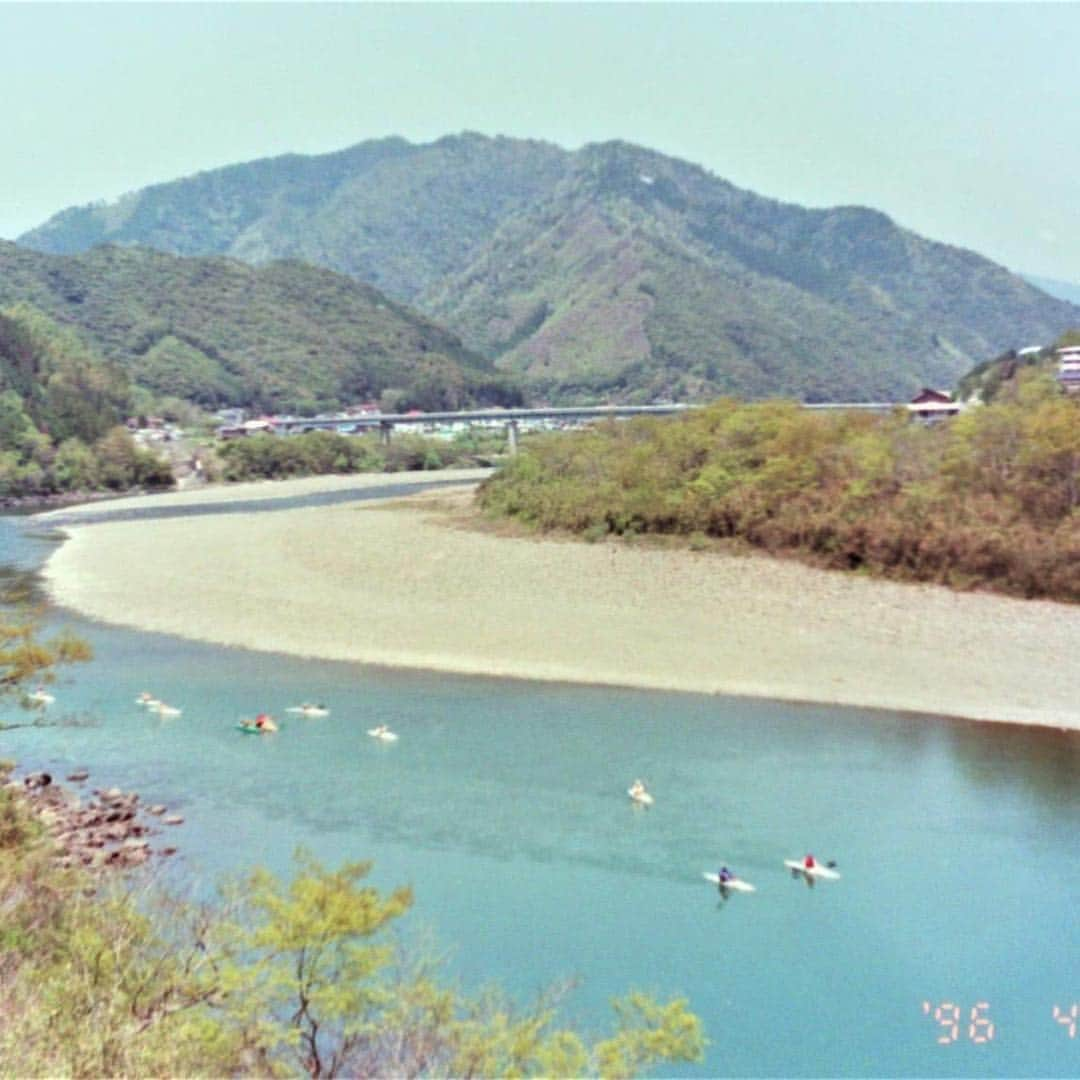 河島あみるさんのインスタグラム写真 - (河島あみるInstagram)「照明の大井さんが 懐かしい写真を送ってくれました♫ 河島英五 四万十川ツアー 後ろの幕も 父が直接描きました♫ 家族とスタッフみんなでカヌーをやったときの写真も！ このとき PAやまもっちゃんは カヌーから沈しました🛶😂 2枚目は英五 母マッキーと翔馬です。 四月は 父の命日、誕生日。 なので写真多めにいきたいと思います✌️ #河島英五 #カヌー #四万十川 #カヌーにのって #ライブ #eigokawashima  #artwork  #artist」4月2日 10時36分 - amiru_kawashima