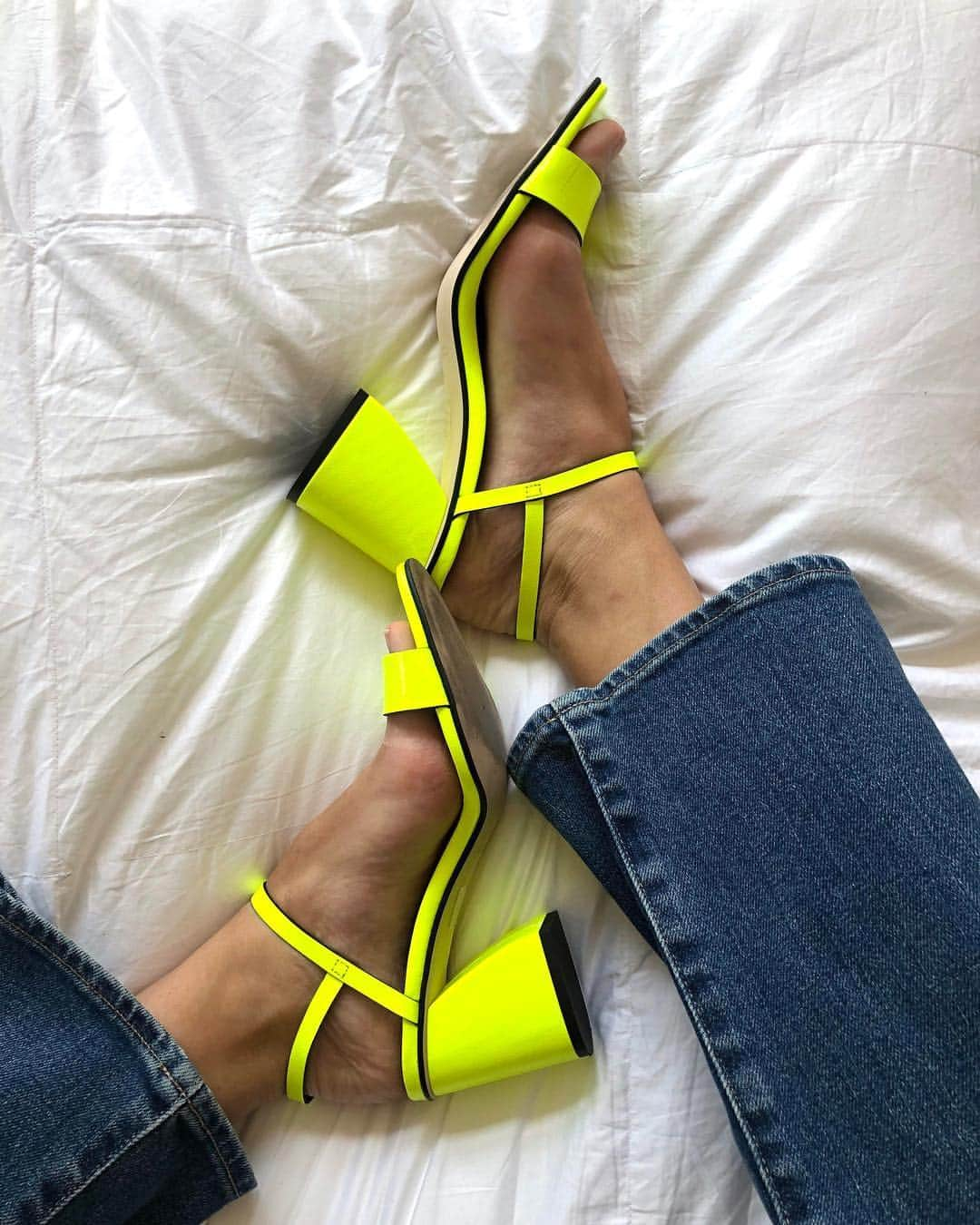 freepeopleさんのインスタグラム写真 - (freepeopleInstagram)「Shoes so good you’ll never want to take them off. @jlbabe in the Liv Block Heel. #taptoshop」4月2日 10時36分 - freepeople