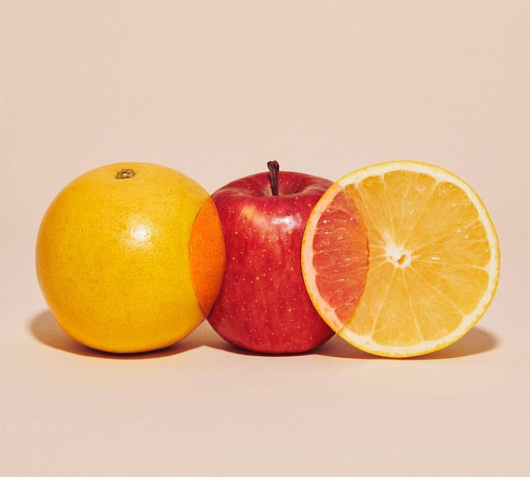 吉田ユニさんのインスタグラム写真 - (吉田ユニInstagram)「the MOTHER of DESIGN meets YUNI YOSHIDA “PEEL” @(marunouchi)HOUSE  2019.4.22mon-5.19sun お店の中で、ささやかですがこの期間展示してます。 混ざり合う色の部分に別の果物をはめ込んで透過してるように作りました🍊🍎 #fruit #grapefuruit  #orange #apple #pinkgrapefruit #peel #Transparent」4月2日 10時39分 - yuni_yoshida