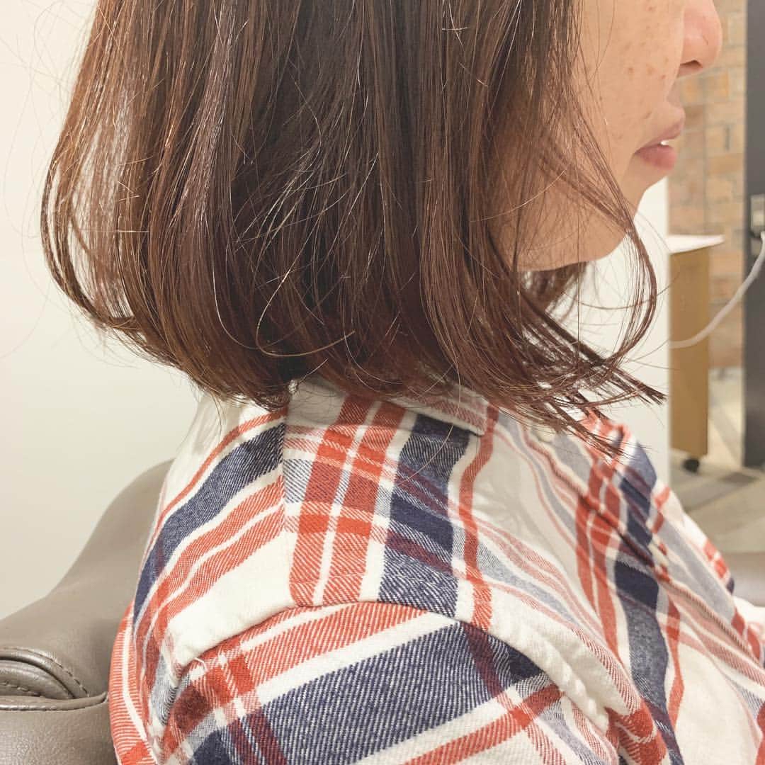 鮫島邦明のインスタグラム：「ボブ！  #ハイライト #アッシュカラー #梅田美容室 #梅田美容院 #ヘア#梅田ヘアスタイル #髪型 #ヘアセット #ヘアメイク #キラ水 #グラデーション #ホリスティックカラー #ヘアアレンジ #アレンジ #パーティー #ポニーテール #クルリンパ#gu #snidel #梅田美容師 #モデル #サロンモデル #サロモ #ヘアカタ #ny#nyc #aujua --------------------------------------. 梅田と東京出店を計画中 スタッフ募集中メッセージくださいね★ AVANCE.CROSStuin梅田茶屋町 TEL06-6377-7211 AVANCE.CROSSmel c西梅田 TEL06-6348-2050 gif.hair TEL06-6377-7277 AVANCE.京橋 TEL06-6356-1555」