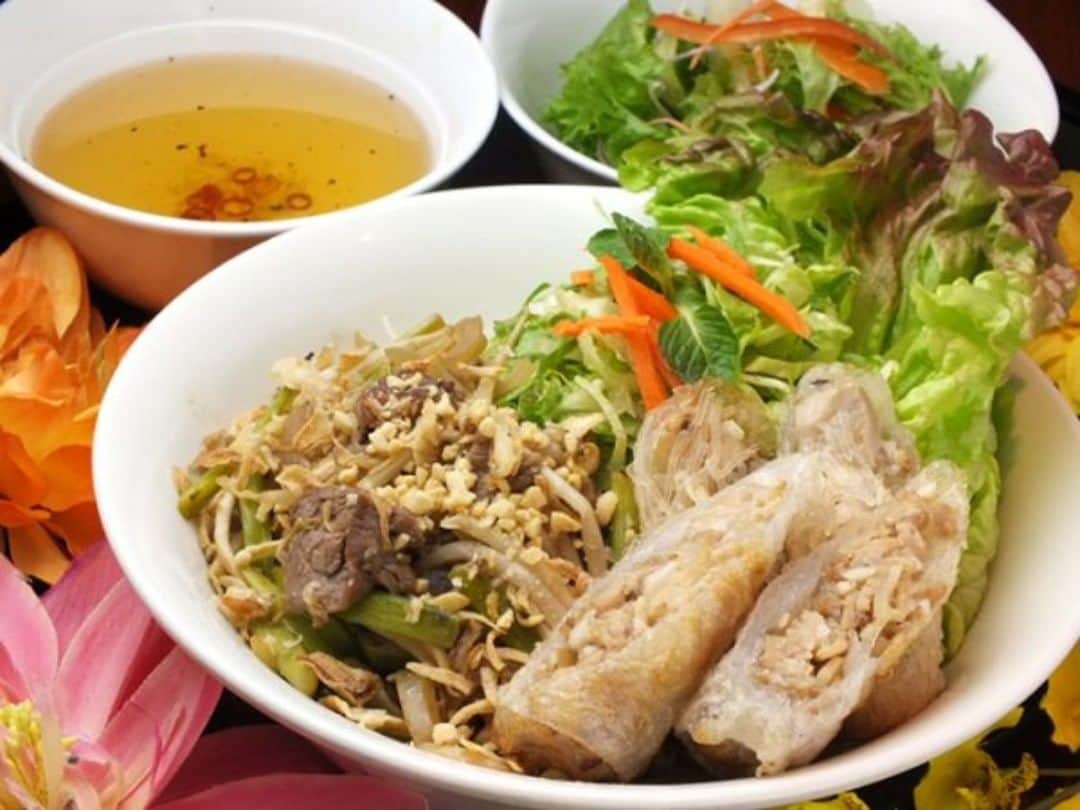 ベトナムフロッグ汐留のインスタグラム：「こんにちは、東京・汐留のベトナム料理専門店、ベトナムフロッグです！ ブログ更新しました！ 「この春は、ベトナムフロッグのベトナム料理をお楽しみください。」 是非ご来店をお待ちしております。 アジアンテイストを楽しみにきてくださいね♪ ▼詳しくはこちら▼ http://vietnam-frog.co/blog/ ☎電話番号：05073002964  #ベトナム料理 #アジアン #パクチー #タイカレー #女子会 #誕生日 #新橋 #汐留」