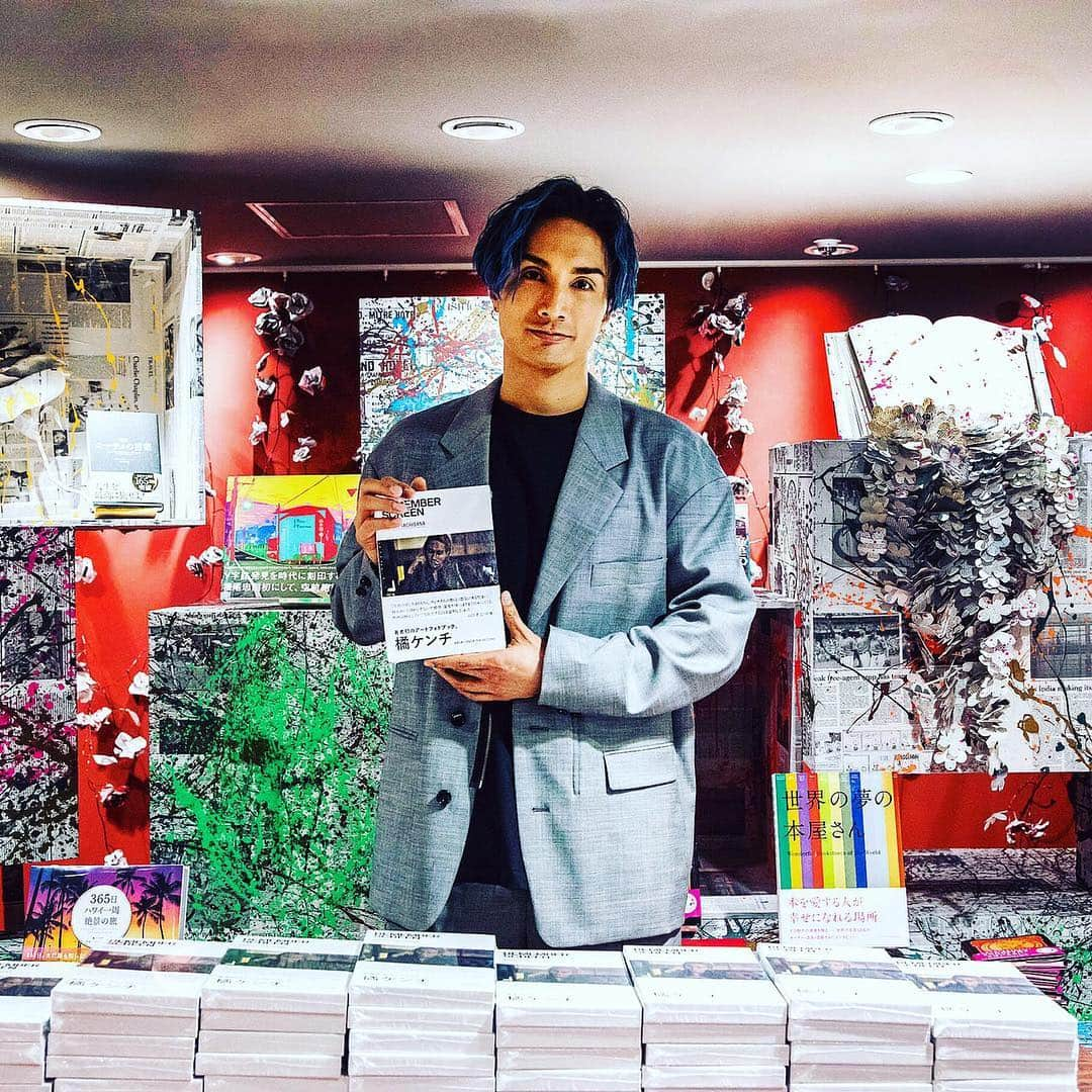 橘ケンチさんのインスタグラム写真 - (橘ケンチInstagram)「たちばな書店に集まったたくさんの本を実際の本屋とコラボレーションして、展示するイベントを開催させていただきました💡三省堂書店 池袋本店にて、本とアートが共存する空間をプロデュース📚🎨制作したアートフォトブック『REMEMBER SCREEN』もこのタイミングでリリースさせていただきました😊✌️✨ I opened an event collaborating with Sanseido bookstore in Ikebukuro .  Created an atmosphere with books and art.  Also released the art photo book for 『REMEMBER SCREEN』at this perfect timing!  #thisisme#kenchi#tachibana#橘ケンチ#kenchitachibana#ldh#exile#japanese#japaneseactor#actor#performer#instagood #instalike #instadaily #instamood#本#book#bookstagram#books#art#reading#ブックレビュー#読書#たちばな書店#bookstore#三省堂書店#remember#screen#池袋」4月2日 10時50分 - kenchitachibana