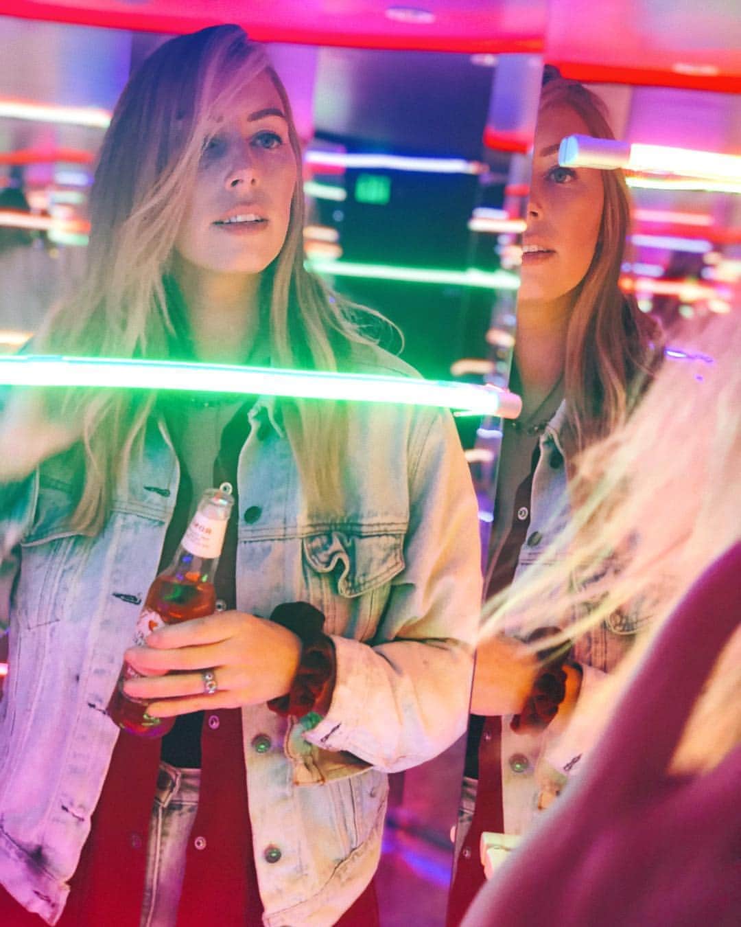 キャロライン・クラークのインスタグラム：「A millennial walks into a fluorescent-lit room of mirrors ⚡️👾💈 //📷: @annieoamigo」