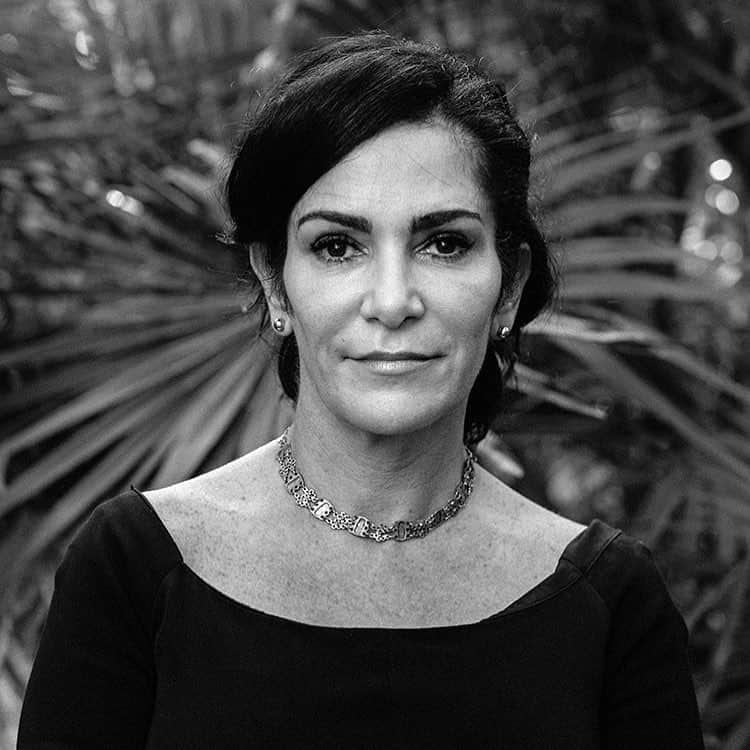 カーラ・ソウザさんのインスタグラム写真 - (カーラ・ソウザInstagram)「As #WomensHistoryMonth comes to a close, I want to highlight Lydia Cacho - a Mexican journalist dubbed by Amnesty International as “Mexico's most famous investigative journalist and women's rights advocate.” Taking her activism and journalism a step further, Lydia is also the founder and director of the Centro Integral de Atención a las Mujeres in Cancún, a crisis center and shelter for victims of sex crimes, gender-based violence and trafficking. Lydia is the definition of unapologetic courage, having faced police intimidation and even time in jail for defending women and children. “Journalists are their mirrors to the world, so that the world can see them and hear their stories. And that is why I cannot be silenced.” As a firm supporter of women’s rights and victims of assault, women like Lydia are my sheroes because they stand up for the most vulnerable. Help me celebrate Lydia by retelling her story and supporting her work. | Cerrando el #MesDeHistoriaDeLaMujer, quiero destacar a Lydia Cacho, periodista mexicana reconocida por Amnistía Nacional como “La periodista de investigación y activista de los derechos de la mujer más famosa de México”. Llevando su activismo y periodismo un paso más adelante, Lydia es también la fundadora y directora del Centro Integral de Atención a las Mujeres en Cancún, un centro de control de crisis y refugio para sobrevivientes de crímenes sexuales, violencia de género y trata de personas. Lydia es la definición de valentía sin disculpas, habiendo ella misma enfrentado intimidación policiaca e incluso encarcelamiento por defender a mujeres y menores de edad. “Los periodistas somos el espejo del mundo, para que el mundo pueda vernos y escuchar sus historias. Por eso, no puedo ser silenciada”. Como firme defensora de los derechos de la mujer y las sobrevivientes de asalto, las mujeres como Lydia son mis heroínas porque defienden a las más vulnerables. Ayúdenme a celebrar a Lydia compartiendo su historia y apoyando su trabajo.」4月2日 10時43分 - karlasouza