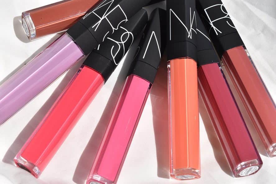 のインスタグラム：「4月になったので投稿します❤️💄今年はファンデの当たり年🤔と思ったけど、リップも当たるものが多い👏 4月19日に @narsissist のリップグロスNに新色が9色追加されます❤️ その一部だけど、ご紹介！ ・ グロスなのに、色持ちが💯、テクスチャーがなにより良くて、クリーミーでベタつきがなく、軽やかな着け心地なのに、見た目はウルっとぷっくり💋 とくに私推しの色は、5697と5695でーす❤️💄 ・ ご友人へのプレゼント🎁にも絶対喜ばれると思います❤️ ・ にしても私の唇の周り毛で散らかってる。 付けてるのは5695だよ！ ・ #nars#ナーズ#新色#リップ#グロス#リップグロスN#デパコス#ツヤ感#プレゼント」