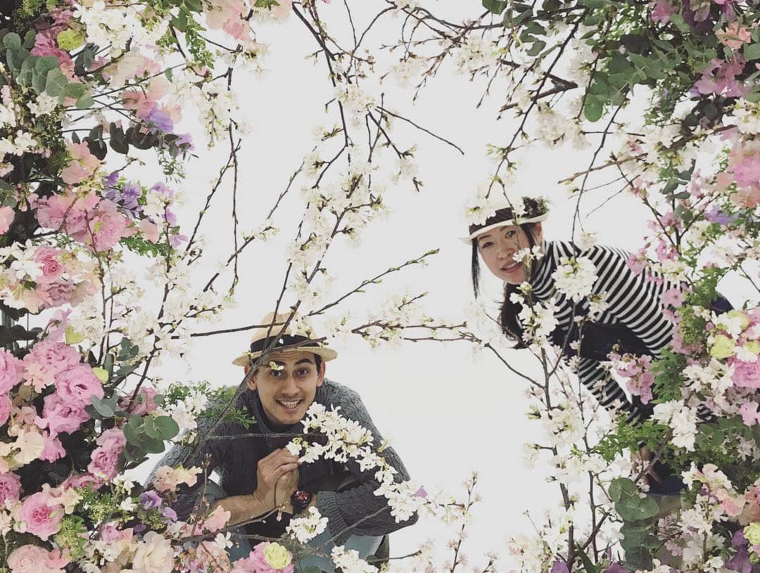 座間アキーバさんのインスタグラム写真 - (座間アキーバInstagram)「デカ輪っか花 サポートありがとう @makiko_nerolidol  big flower ring #hanatombo #akivazama #springflowers」4月2日 10時59分 - akivaz