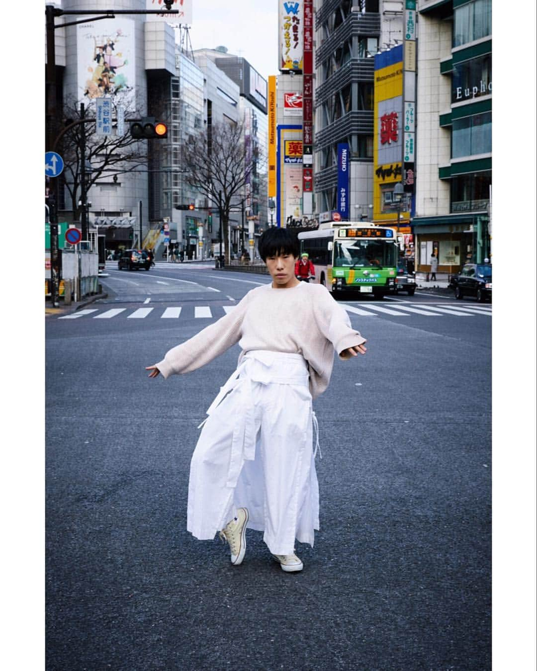 坂口涼太郎さんのインスタグラム写真 - (坂口涼太郎Instagram)「🚥🚏🚌 photo by @takaya_uehara  #shibuya #渋谷 #portrait #craiggreen @craig__green」4月2日 11時02分 - ryotarosakaguchi