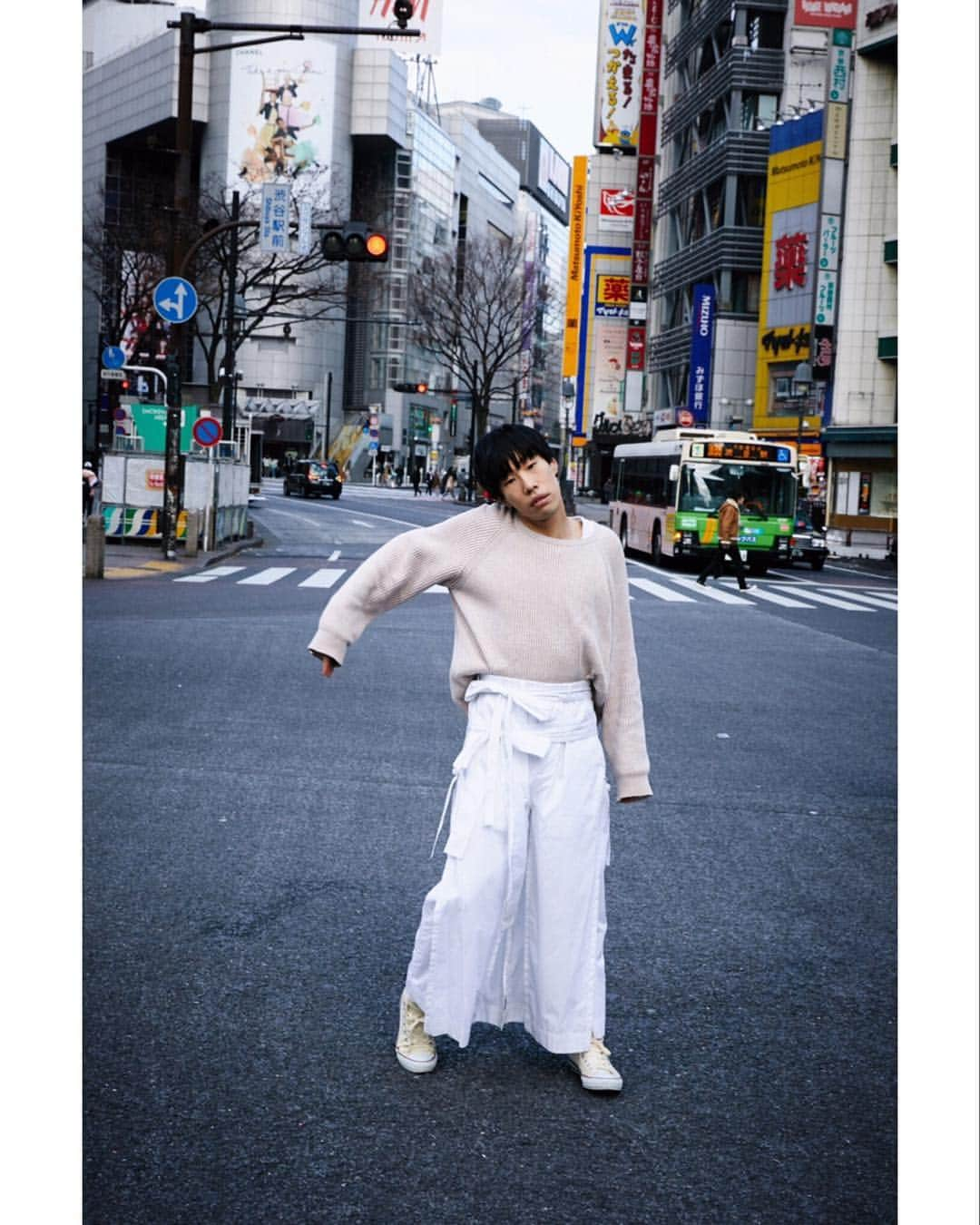 坂口涼太郎さんのインスタグラム写真 - (坂口涼太郎Instagram)「🚥🚏🚌 photo by @takaya_uehara  #shibuya #渋谷 #portrait #craiggreen @craig__green」4月2日 11時02分 - ryotarosakaguchi