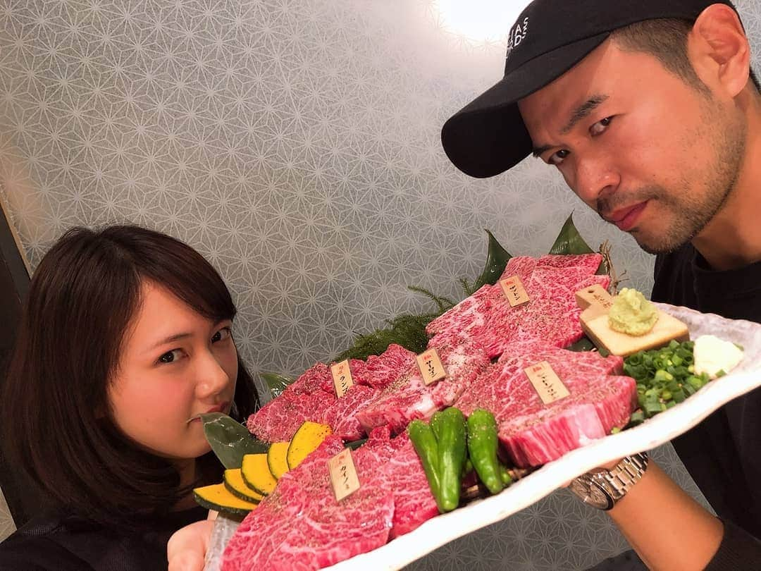 ニッチロー'さんのインスタグラム写真 - (ニッチロー'Instagram)「マネーハンターのフィリピンロケに行った永島聖羅さんとスタッフの皆さんで打ち上げ💰  結果を残した二人でキメ顔✨  マネーハンター2がありますように🙏  #バナナマン日村の世界マネーハンター #打ち上げ #マネーハンター #二人でキメ顔 #永島聖羅 さん #ニッチロー’ #焼肉 #ご褒美焼肉 #焼肉大使」4月2日 11時02分 - nicchiro5.1