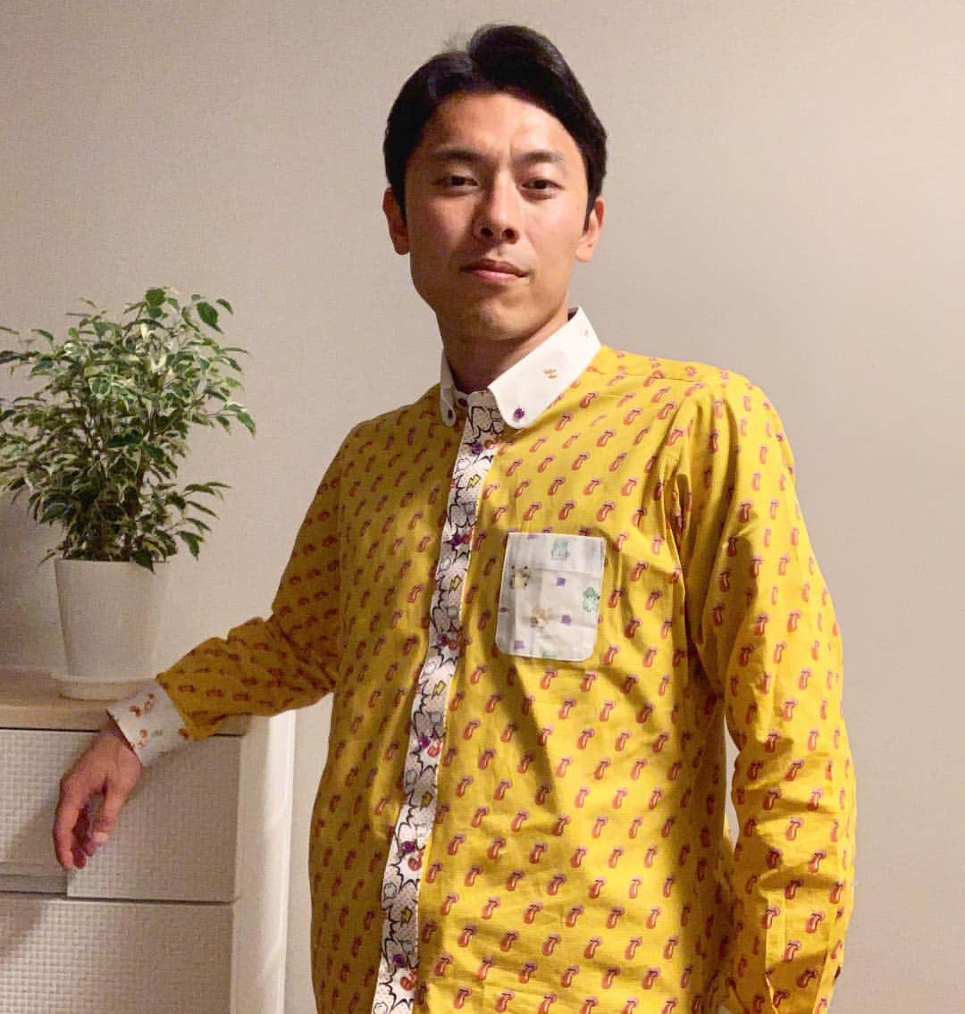 こにわさんのインスタグラム写真 - (こにわInstagram)「This is the custom shirt. It's Pokemon shirt. I want it more.  ポケモンシャツ、ベローリングストーンズver.👅 お気に入り過ぎてヤバい。 これ凄いのが、襟の内外、袖の内外、ボタンの生地、ボタンの色、全部違うデザインに出来る事。  まさに着るArt 🖼 是非、ポケモンシャツで検索を。  #pokemon #shirt #art」4月2日 11時04分 - koniwa1982