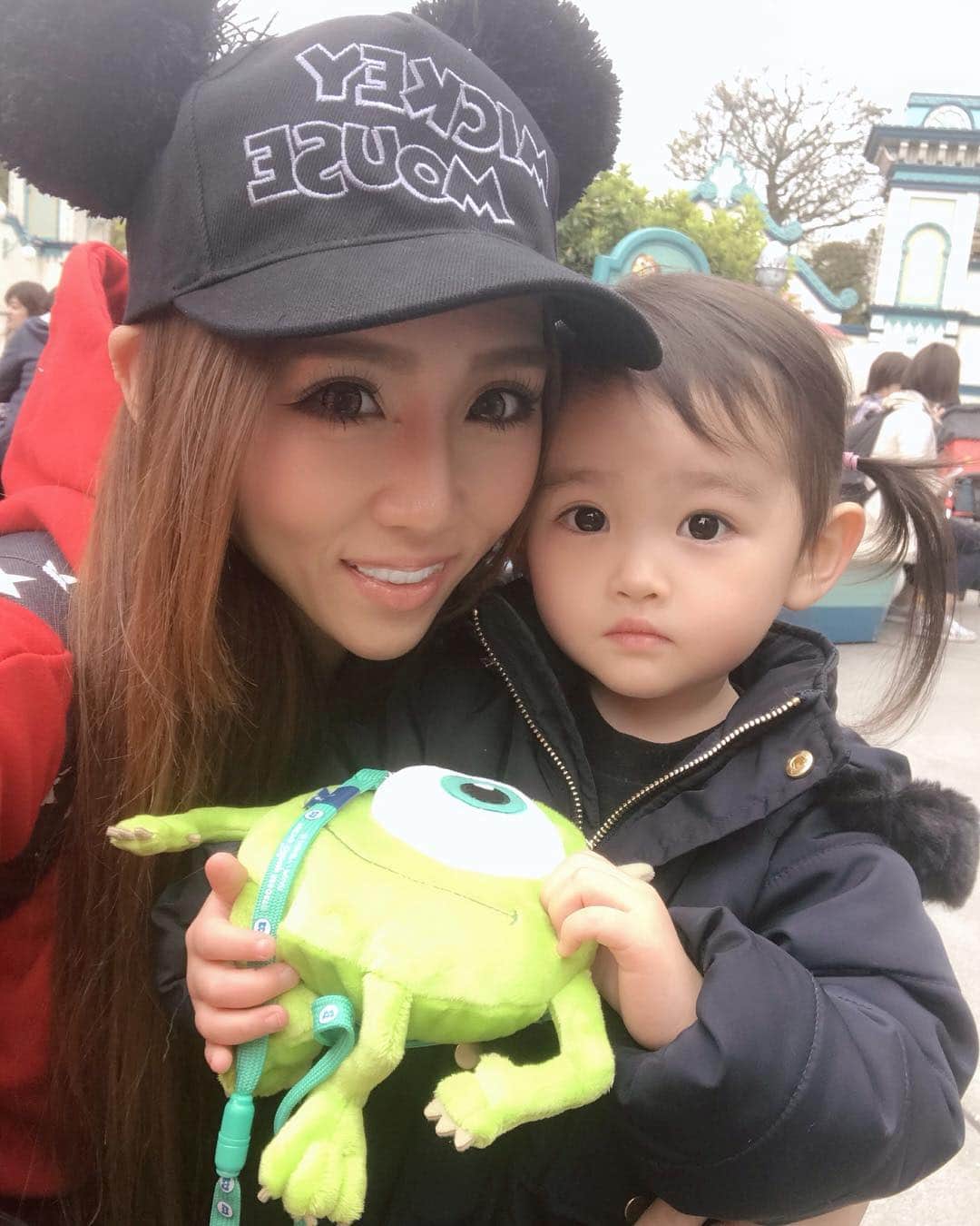 のインスタグラム：「. . 凜さんディズニーデビュー🐭❤️ 今回はうさぴよ欲しさにシーにした🐥 着いてすぐうさぴよが人気でお店が行列… 一回諦めて違うお店で選んだのがマイク💚 さすが毎日モンスターズインクを見てるだけに 選ぶのはマイクでしたww . まだわからないかなぁと思ったけどいろんな物に 指指したりアレ〜アレ〜とか、あ！とか、わー！とか すごい楽しそうに興味津々にしてて嬉しかった❤️ . . #disneysea #disney #firstdisneytrip  #ディズニーシー #ディズニーシーデビュー  #初めてのディズニーシー #マイクワゾウスキー  #親子ディズニー #happyday #happylife #子供の喜ぶ姿見れるのは親の幸せ #次はランド行こうね」