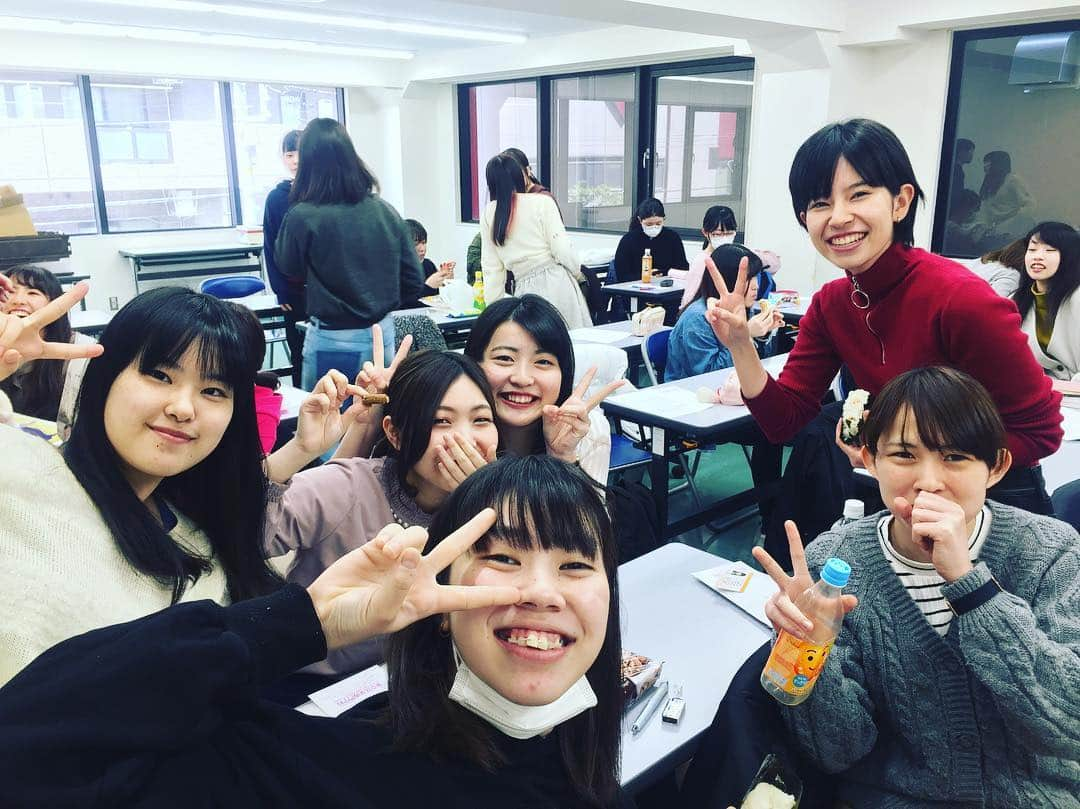 東京医薬専門学校さんのインスタグラム写真 - (東京医薬専門学校Instagram)「視能訓練士科  新2年生  在校生ガイダンスで久しぶりに学校に来ました🌈 今日は、新年度に向けてのお話、宿題の提出、模擬試験があります🙆‍♀️ 髪の毛がカラフルな子もいますが、実習が始まったら元に戻しましょうね👽  2年生は、専門科目が多く勉強が難しくなってきます、気を引き締めて頑張りましょう🧚‍♀️ #東京医薬専門学校  #視能訓練士科  #春休み課題  #令和 #令和元年 #桜 #新2年生」4月2日 11時05分 - tokyo_iyaku