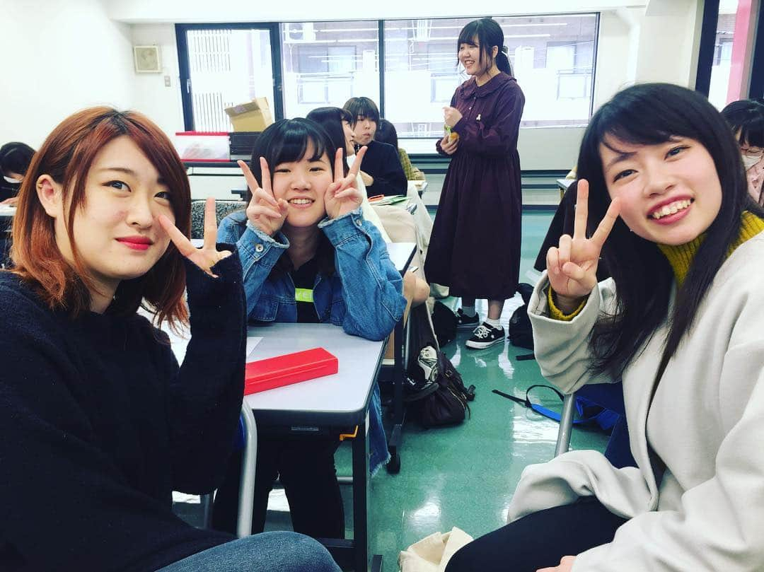 東京医薬専門学校さんのインスタグラム写真 - (東京医薬専門学校Instagram)「視能訓練士科  新2年生  在校生ガイダンスで久しぶりに学校に来ました🌈 今日は、新年度に向けてのお話、宿題の提出、模擬試験があります🙆‍♀️ 髪の毛がカラフルな子もいますが、実習が始まったら元に戻しましょうね👽  2年生は、専門科目が多く勉強が難しくなってきます、気を引き締めて頑張りましょう🧚‍♀️ #東京医薬専門学校  #視能訓練士科  #春休み課題  #令和 #令和元年 #桜 #新2年生」4月2日 11時05分 - tokyo_iyaku