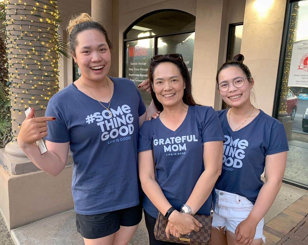 アリヤ・ジュタヌガーンさんのインスタグラム写真 - (アリヤ・ジュタヌガーンInstagram)「Thank you so much for the T-shirts. @lynnpia54 🙏🏼❤️❤️❤️ #weloveit Say #somethinggood  #gratefulmom」4月2日 11時06分 - mayariya