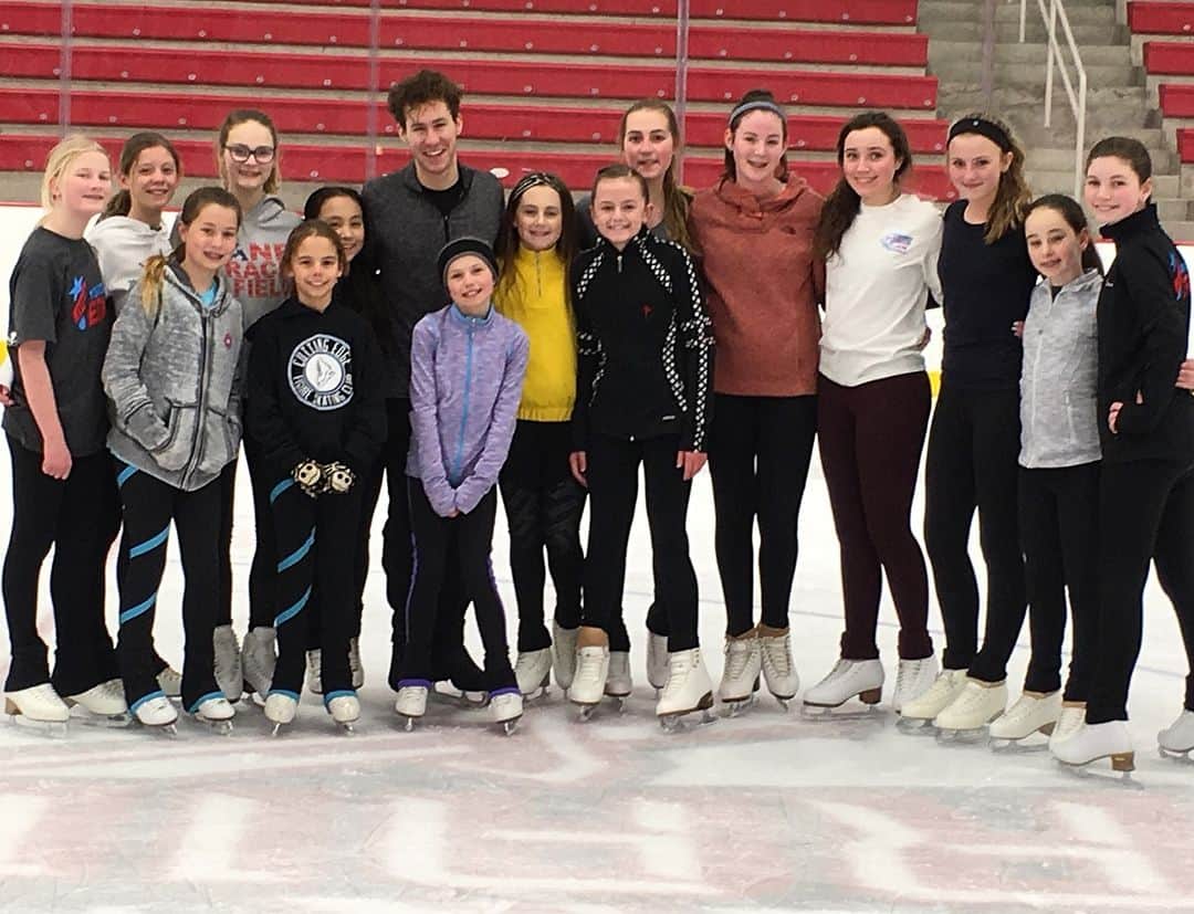 ジェイソン・ブラウンのインスタグラム：「Had a blast this weekend raising money for @makeawishwisconsin with @holland_arney & the @wisconsin_fsc!! ❤️ • And thank you @LucasSportsInc for organizing such an awesome event! ✨⛸😍」