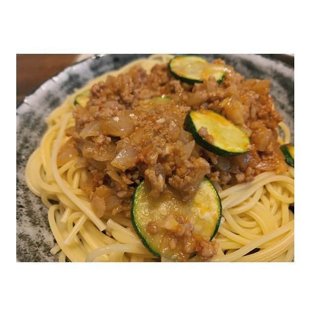 玉城ティナさんのインスタグラム写真 - (玉城ティナInstagram)「普段和食ばっかりで、麺を茹でたの2回目なんですけど @oisix さんで買っていたので挑戦、、 夜中眠れなくて作ったミートソース にズッキーニを合わせた〜〜 玉子焼きはチーズ入り〜 バナナとか手でちぎったし リアルこんな感じでは〜  アレンジでオムライスとかにしよかな、、(米やん)  あとナスやらの豆乳スープ 量が多すぎました 食べきれず  いつかの #たまきっちん  最近お気に入りのウディ・ハレルソンです  4月の目標は自炊」4月2日 11時23分 - tinapouty