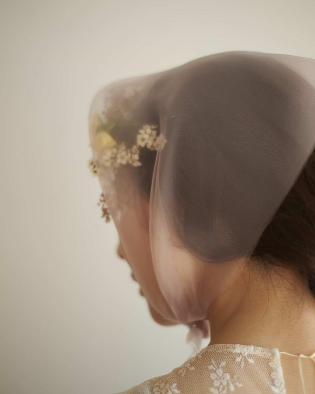 花盛友里のインスタグラム：「キャトルさんの「花を纏う人」プロジェクト、撮影させていただきました。  公募した一般の方々の撮影。  みんな可愛かったなぁ♡  お花を作るときの阿久津さん（デザイナーさん）ほんとに素敵なんだよなぁ。  お花を生けれるってすごい！  わたしもできるようになりたいなぁ。」