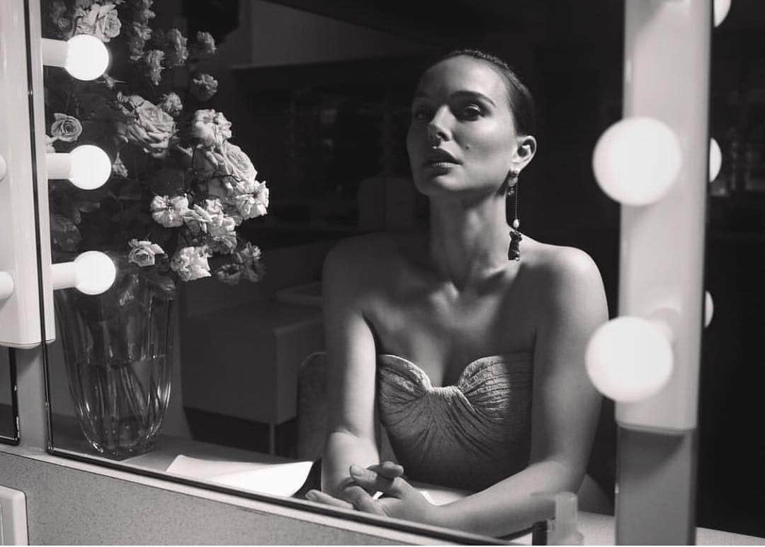 のインスタグラム：「That moment right before the curtain goes up ⭐️ @natalieportman in @vogueaustralia photographed by @emmasummerton styled by @jilliandavison wearing #zacposen draped (made to order only) #swimsuit ✨♥️🥰」
