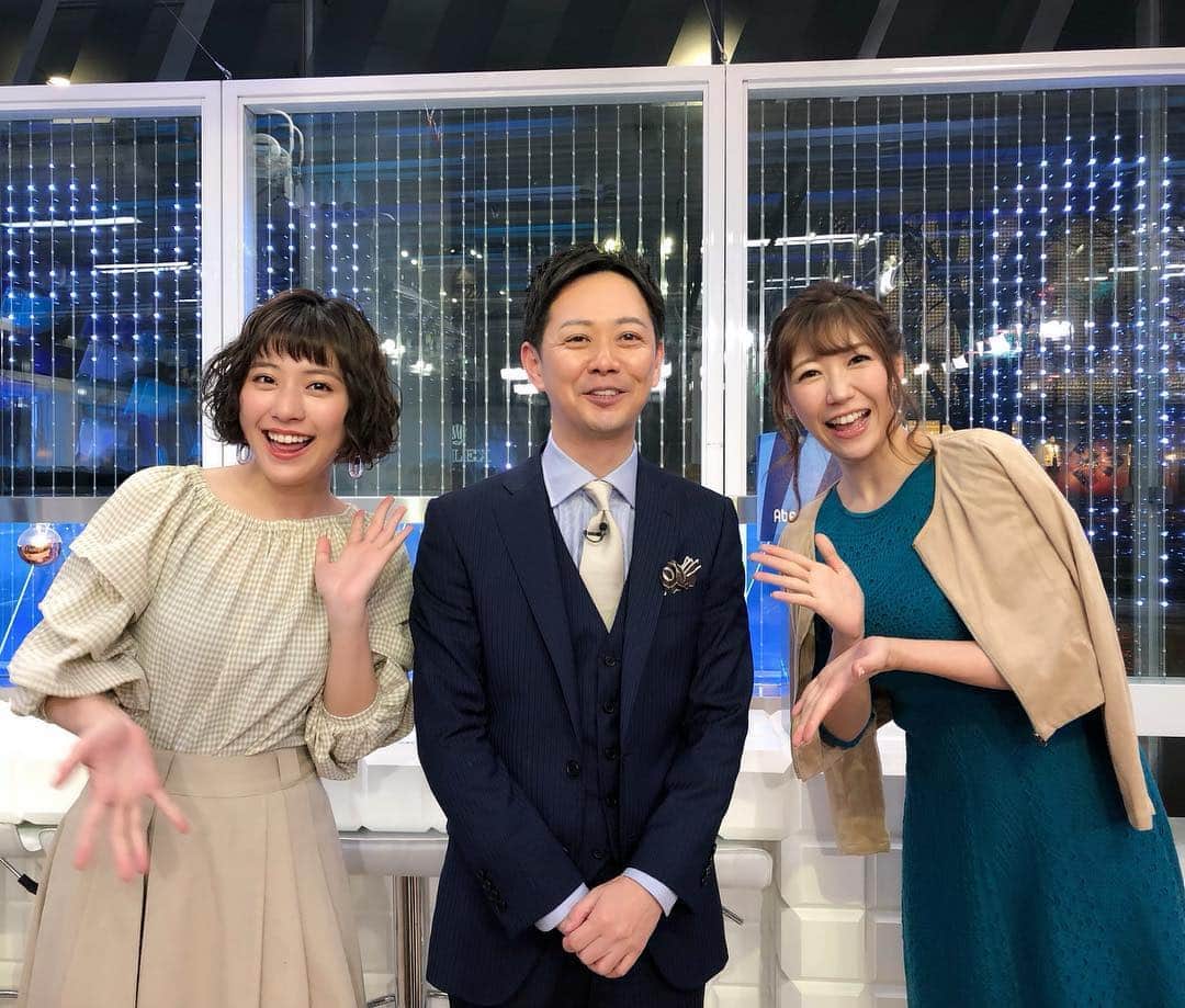 穂川果音さんのインスタグラム写真 - (穂川果音Instagram)「昨日、初めましてだった平石アナウンサー。 お天気コーナーでも、ものすごく真面目に対応してくださって、恐縮でしかないです（ーー；） ちなみに、お天気コーナーでは「なおぽん」と呼ばせていただくことになりましたー！ほんとスミマセン！！！ そんなわけで、昨日から、アベプラseason3がスタートしました♪ お天気コーナーも、もっとレベルアップしていきたいなぁ、、、 引き続き、応援していただけたら嬉しいです😆❗️ あ、池澤あやかちゃんとは、なんと共演4年目に突入です♡仲良くしてくださって嬉しい限り😊 これからも、よろしくお願いします🤲  #アベプラ #abematv #平石直之 アナウンサー #お天気コーナー #シーズン3 #新年度 #池澤あやか さん #穂川果音 #気象キャスター #気象予報士 #weather #weatherforecast #今年度もよろしくお願いします」4月2日 11時27分 - hokawakanonn