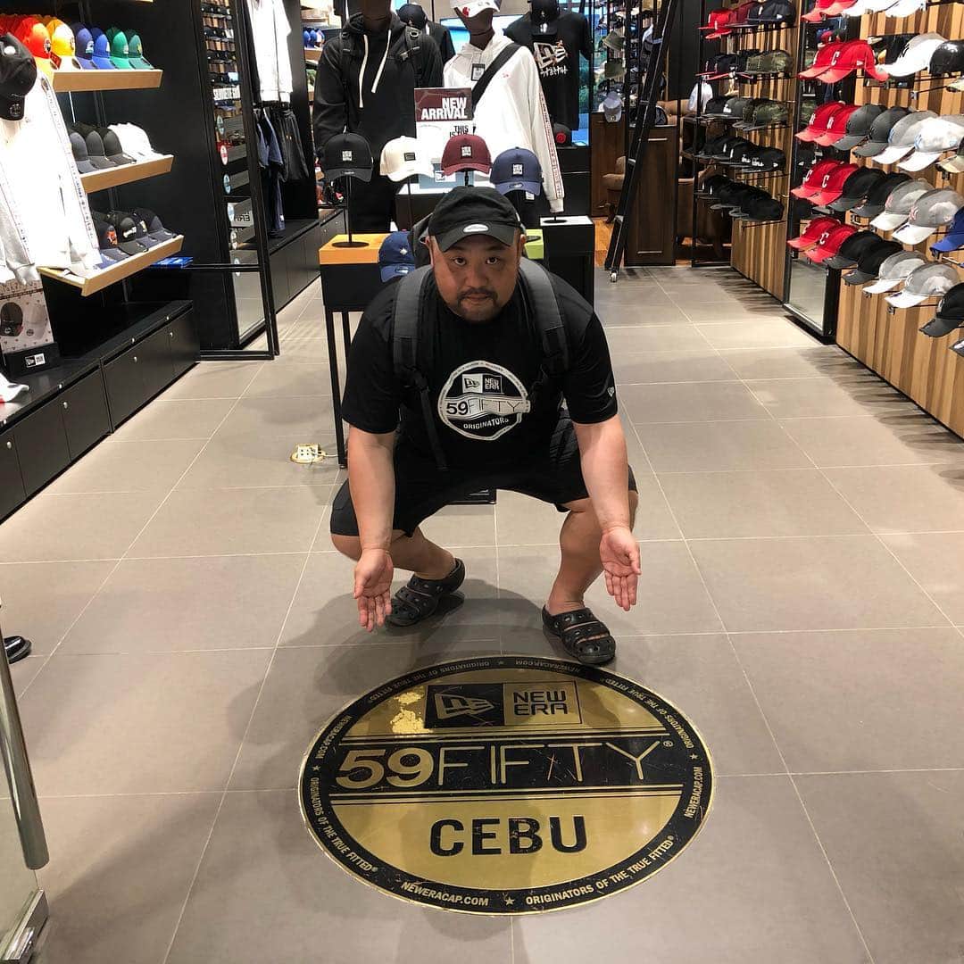 丸山ゴンザレスのインスタグラム：「先日のフィリピン滞在で new era Cebu 行ってきました。オリジナル商品もありました。 #newera #newerajapan」