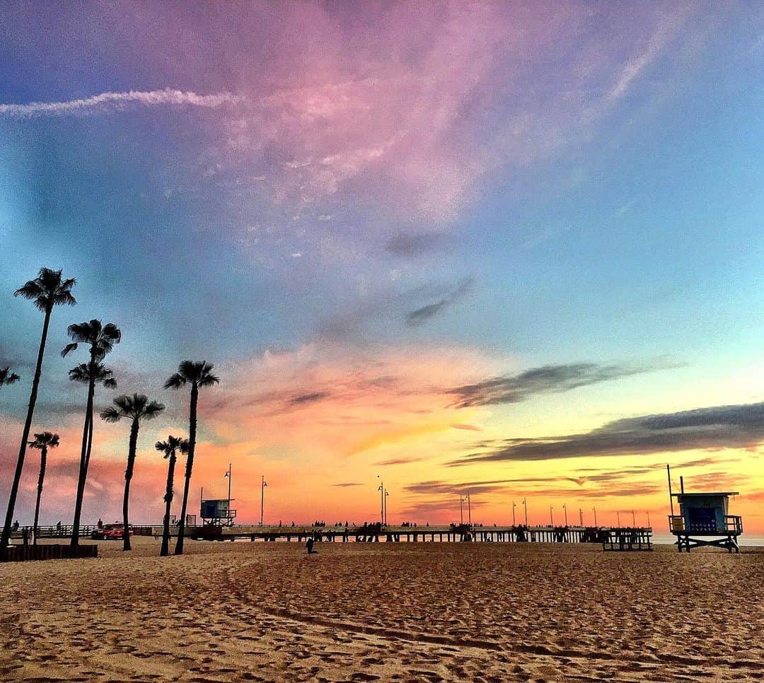 シャーニ・ヴィンソンのインスタグラム：「Such a beautiful sunset tonight! 🌅 #venicebeach #venicepier #rainbowsky #beach #sunset #palmtrees #sand #color #nature #sky #clouds #beachlife #breathtaking #magichour #california #coastalliving #boardwalk #baywatch」