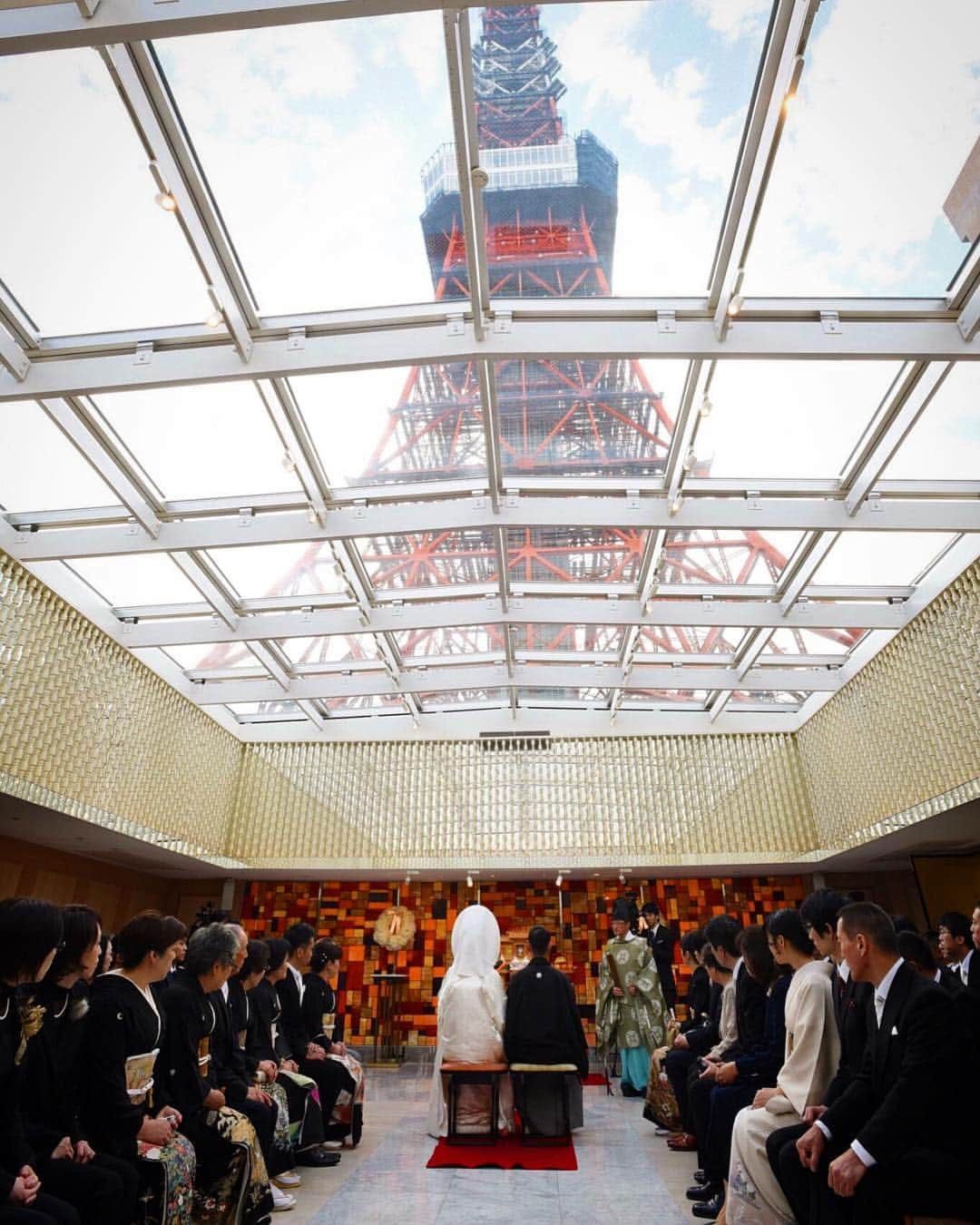 東京タワーの麓の結婚式さんのインスタグラム写真 - (東京タワーの麓の結婚式Instagram)「🗼♡ The Place of TOKYOでは 東京タワーを天井から望めるチャペルで 和装神前式を挙げることができます！🗼✨ . ウェディングドレスだけでなく 和装もとっても華やかに 映える内装となっておりますので、 他にはない素敵な神前式が挙げられます👘💓 . 詳細は➡︎(@theplaceoftokyo)まで♡ . #theplaceoftokyo #ザプレイスオブトウキョウ #プレイスオブトウキョウ #東京タワー #東京タワー🗼 #東京タワーで結婚式 #東京タワーが好き #インスタジェニック婚 #tokyotower #wedding #ウェディング #プレ花嫁 #卒花嫁 #2019年春婚 #2019夏婚 #2019秋婚 #2019冬婚 #結婚式準備 #結婚式場探し #式場探し #東京花嫁 #関東プレ花嫁 #日本中のプレ花嫁さんと繋がりたい #イルミネーション #東京タワー見える #東京タワーの真下」4月2日 11時42分 - theplaceoftokyo