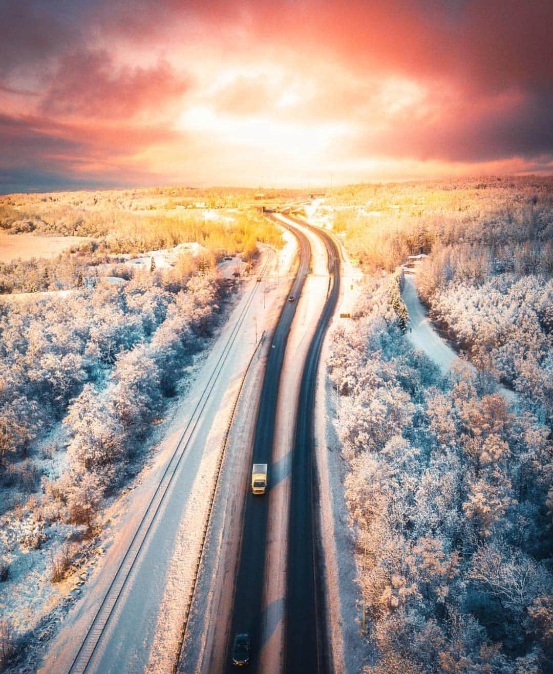 Canon Photographyさんのインスタグラム写真 - (Canon PhotographyInstagram)「Awesome edit by @takebreaks_  Selected via our hashtag #cpfeatureme. #canon_photos #edit #alaska #openroad #sunset #sun」4月2日 11時36分 - cpcollectives