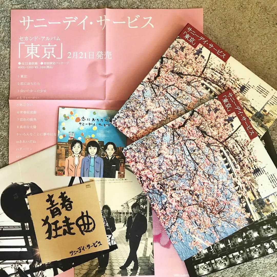 山田稔明さんのインスタグラム写真 - (山田稔明Instagram)「新年度から「#朝一番に聴くレコード」を再開しようと思います。晴れた日の朝には…ということでサニーデイサービス『東京』、これは2016年リリースの20周年ボックスセット。寒いけど桜は満開。 #朝一番に聴くレコード」4月2日 11時40分 - toshiakiyamada