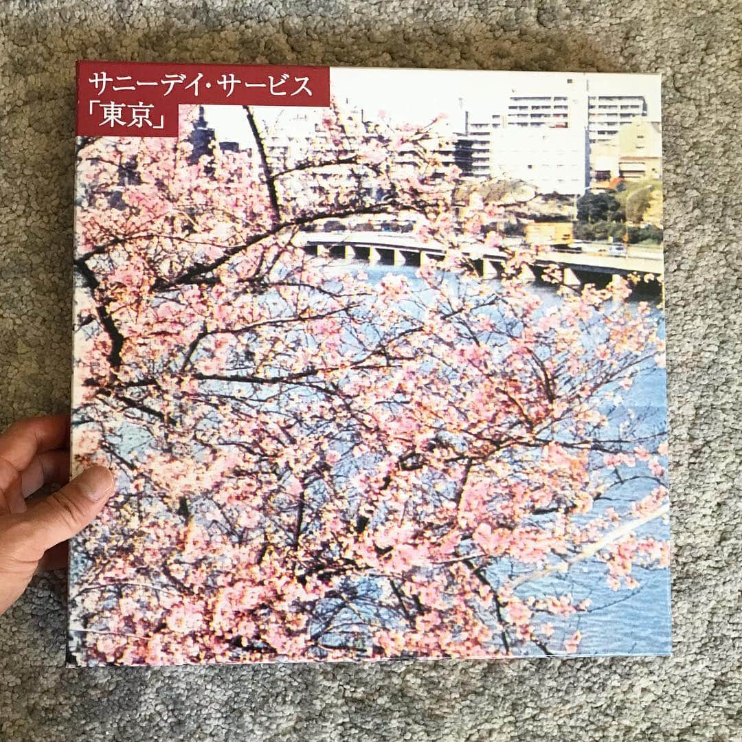 山田稔明さんのインスタグラム写真 - (山田稔明Instagram)「新年度から「#朝一番に聴くレコード」を再開しようと思います。晴れた日の朝には…ということでサニーデイサービス『東京』、これは2016年リリースの20周年ボックスセット。寒いけど桜は満開。 #朝一番に聴くレコード」4月2日 11時40分 - toshiakiyamada