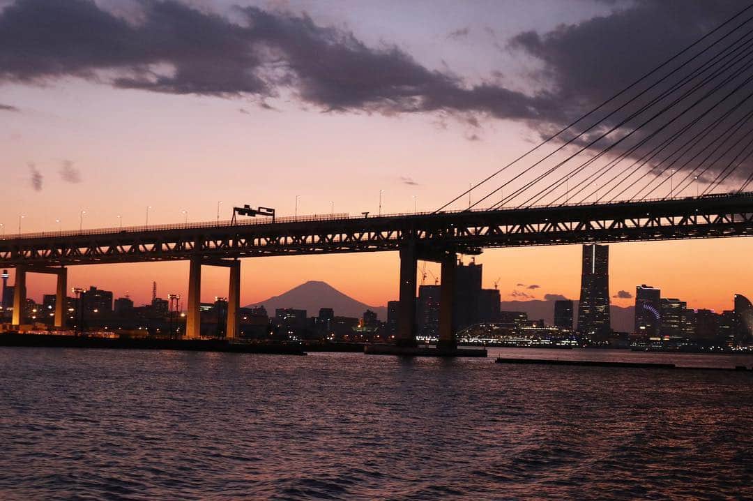 小林希さんのインスタグラム写真 - (小林希Instagram)「大島から横浜を経由して﻿ 東京竹芝桟橋まで5時間かけて﻿ ゆっくり船旅を満喫しました。﻿ 富士山も顔を出して、我らの初旅を﻿ 見守ってくれてました。﻿ ﻿ いやはや、2日と思えない濃さ。﻿ やっぱり、週末島旅いいね。﻿ みなさん、ありがとう、楽しかったです！﻿ ﻿ 次回は週末海外かな！﻿ ウラジオストク説が有力。﻿ またみんなで行くこと楽しみにしています。  以上、島旅レポでした。 怒涛の更新ですみません。﻿ ﻿ ﻿ ——﻿﻿﻿ 伊豆大島は、オンラインサロンの仲間たちと一緒に初の島旅をしてきました。 ﻿﻿﻿ ひるねこ隊は旅をする仲間と楽しむサロンです。島旅をメインに、海外も、週末で行けるところで旅します。﻿ ﻿﻿﻿ #journey #viaje #voyage #travel #japan #旅 #旅女 #トラベル#島#島旅#週末島旅#izu#japan#離島##ひるねこ隊#旅好きな人と繋がりたい#伊豆大島#東海汽船#さるびあ丸#オンラインサロン#三原山#トレッキング#砂漠#oshima﻿」4月2日 11時51分 - nozokoneko