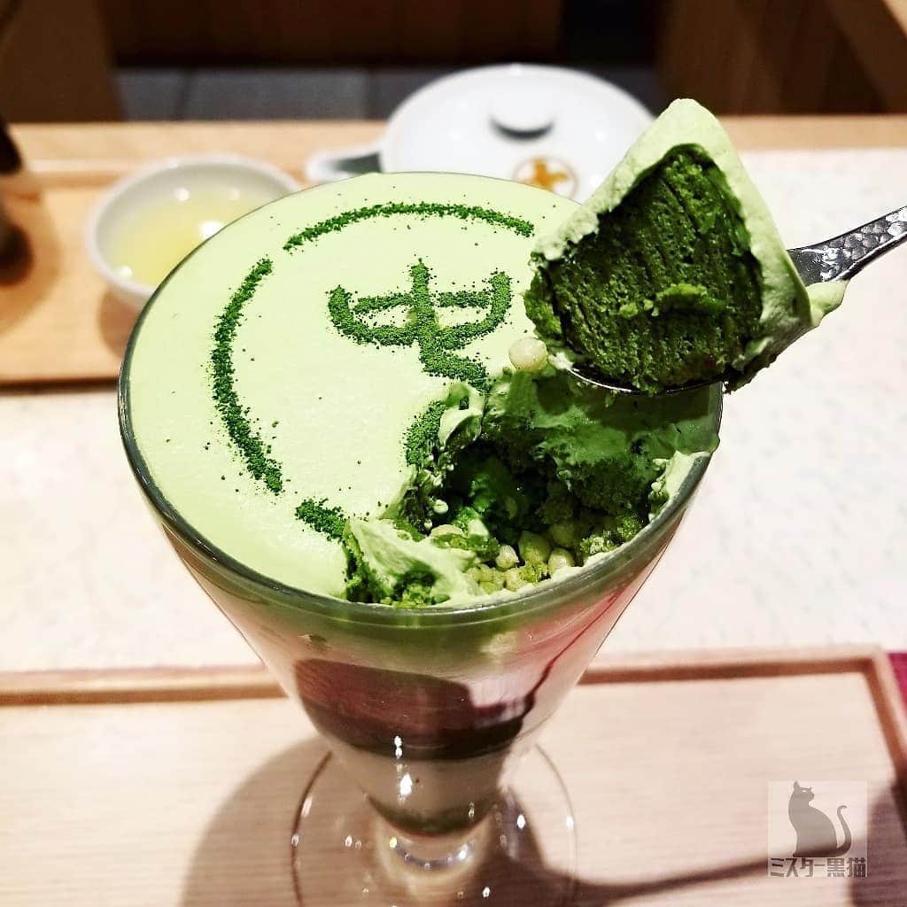 ミスター黒猫（黒猫仙人）さんのインスタグラム写真 - (ミスター黒猫（黒猫仙人）Instagram)「ぱぱぱぱパフェ♪ 【中村藤吉本店 銀座店】 銀座店限定 春季限定 🌸別製まるとパフェ「春雲」 ♪ まもなく令和元年スタートですが こちらは安政元年創業で 京都・宇治に本店をおくお茶の老舗 ♪ その銀座店がGINZA SIXにあり 銀座店限定の別製まるとパフェが人気ですが さらに春限定のパフェ ♪ 抹茶、抹茶生クリーム、抹茶バウムクーヘン 抹茶アイス、抹茶ゼリイなど抹茶尽くしに 桜餡、いちご、いちごソースで 春の訪れを加えていて ウマウマ倍増にゃー🐱🌸 ♪ ♪ #黒猫散歩 #黒猫食べ過ぎ #カフェ巡り #カフェ #cafe  #카페 #カフェめぐり #スイーツ巡り #東京カフェ  #カフェスタグラム #카페스타그램 #냠냠 #스위트 #スイーツ #sweets #抹茶 #matcha #パフェ #抹茶パフェ #parfait #銀座カフェ #GINZASIX #中村藤吉本店 #🌸」4月2日 11時48分 - mr_kuroneko