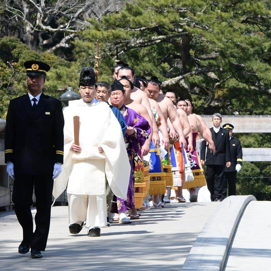 日本相撲協会さんのインスタグラム写真 - (日本相撲協会Instagram)「参拝のあとはお祓いを受け、宇治橋を渡り、五十鈴川のほとりで土俵入り。 #sumo #相撲 #伊勢神宮 #春」4月2日 11時49分 - sumokyokai