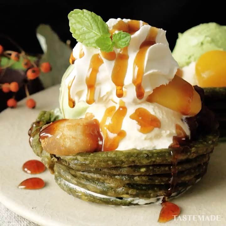 のインスタグラム：「【カップもぱくり】抹茶のチュロスパフェ⠀⁣⠀ ⁣⠀ スマホアプリはレシピを簡単に探せるよ📲⠀⁣⠀ ダウンロードはプロフィールのURLをクリック👆⠀⁣⠀ ⠀⁣⠀ ■材料⠀⁣⠀ ⠀⁣⠀ 《チュロス生地》⠀⁣⠀ ・卵　4個⠀⁣⠀ ・バター　50g⠀⁣⠀ ・水　240cc⠀⁣⠀ ・砂糖　大さじ2⠀⁣⠀ ・小麦粉　100g⠀⁣⠀ ・抹茶　20g ・生クリーム　適量⠀⁣⠀ ・バニラアイス　1個⠀⁣⠀ ・抹茶アイス　1個⠀⁣⠀ ・粒餡　適量⠀⁣⠀ ・栗の甘露煮　2個⠀⁣⠀ ・わらび餅　適量⠀⁣⠀ ・ミント　適量⠀⁣⠀ ・黒蜜　適量⠀⁣⠀ ⠀⁣⠀ ■手順⠀⁣⠀ 【事前準備】⠀⁣⠀ ・チュロスの生地を作る⠀⁣⠀ ⠀⁣⠀ 1. お鍋にバター、砂糖、水を入れてすべて溶かし、煮立たせたら弱火にする。⠀⁣⠀ 2. 薄力粉、抹茶を加えて滑らかになったら火からおろし、5分ほど冷ます。⠀⁣⠀ 3. 溶き卵を1つづつ加え、都度よく混ぜる。⠀⁣⠀ 4. すべて混ざったら絞り袋に入れる。⠀⁣⠀ ⠀⁣⠀ 1. 逆さにしたマフィンカップにチュロス生地を絞り出し、全体が凍るまで冷凍する。⠀⁣⠀ 2. 固まったチュロス生地を160度の油で約5分揚げる。⠀⁣⠀ 3. 出来上がったチュロスカップに具材をトッピングしたら完成！⠀⁣⠀ ⠀⁣⠀ #food #foodie #cooking #recipe#tastemade #japan #sweets #dessert #matcha #churros ⁣⠀ ⁣⠀ #料理 #クッキング #レシピ #おうちご飯 #おうちごはん #おうちカフェ #スイーツ #デザート #おやつ #お菓子作り #抹茶 #チュロス #パフェ」