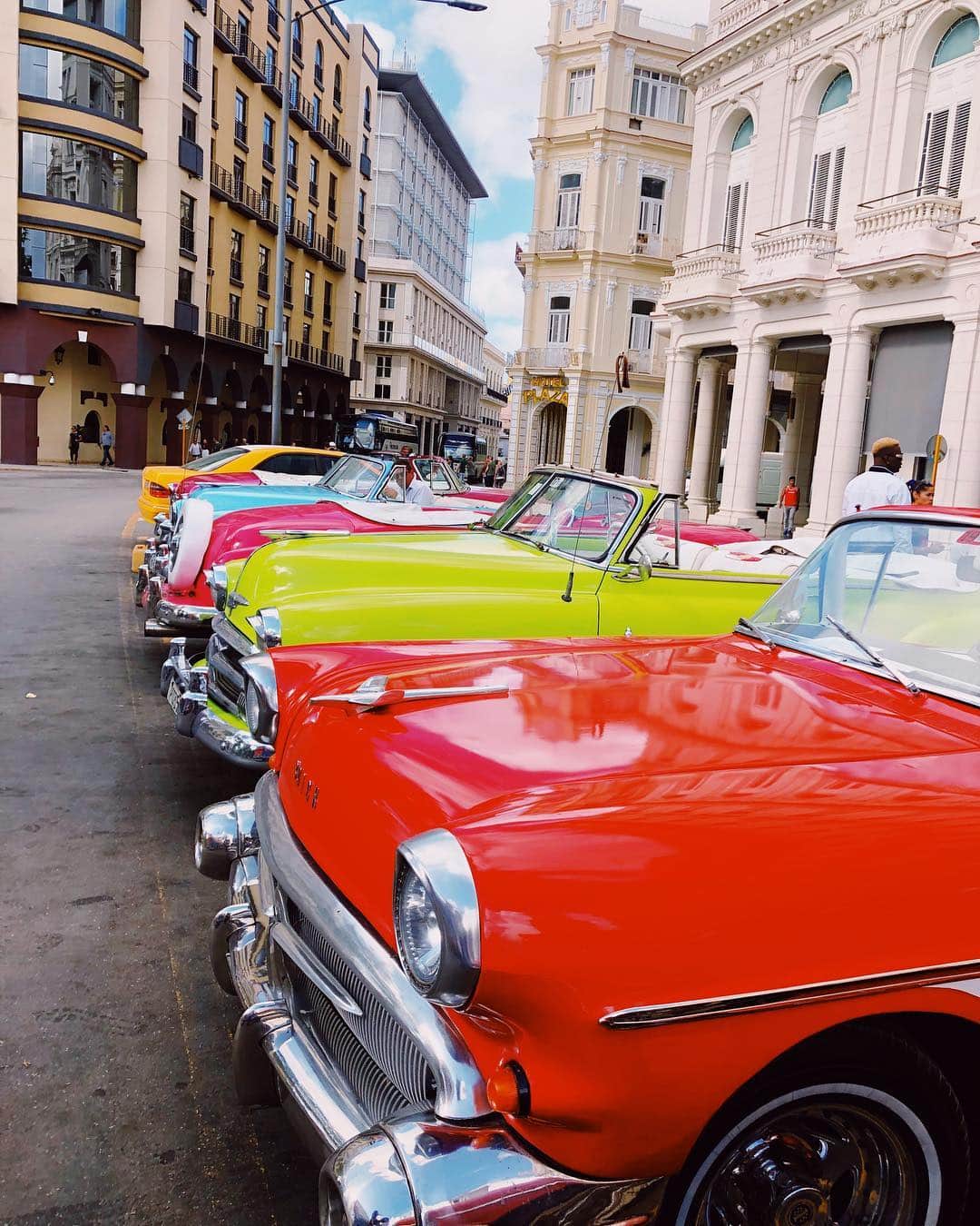 ユリサさんのインスタグラム写真 - (ユリサInstagram)「The tans will fade, but the memories will last forever🌈🇨🇺 Havana, ooh na na♥️ #Havana #cuba #classiccar #vintage」4月2日 11時53分 - yurisa