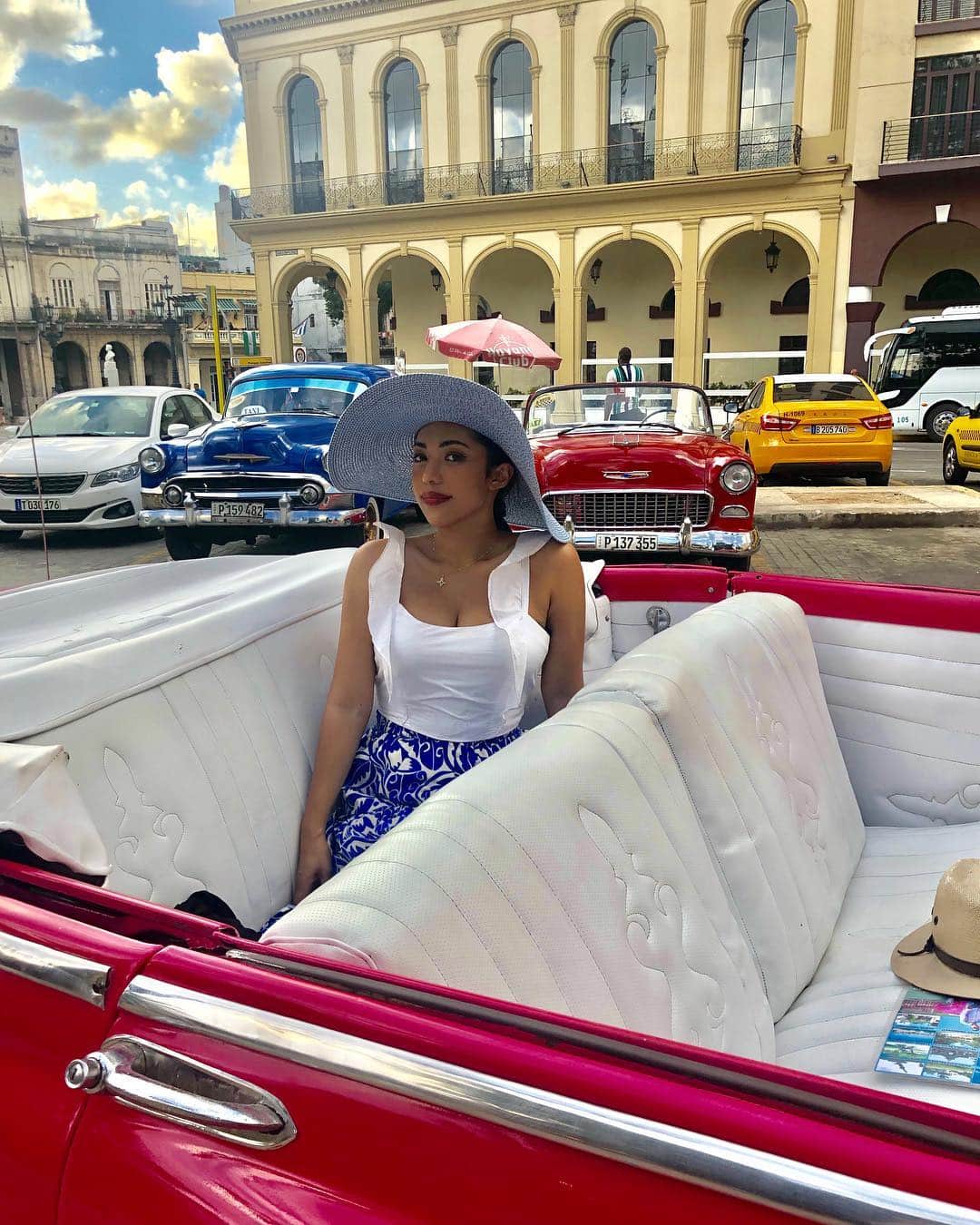 ユリサさんのインスタグラム写真 - (ユリサInstagram)「The tans will fade, but the memories will last forever🌈🇨🇺 Havana, ooh na na♥️ #Havana #cuba #classiccar #vintage」4月2日 11時53分 - yurisa