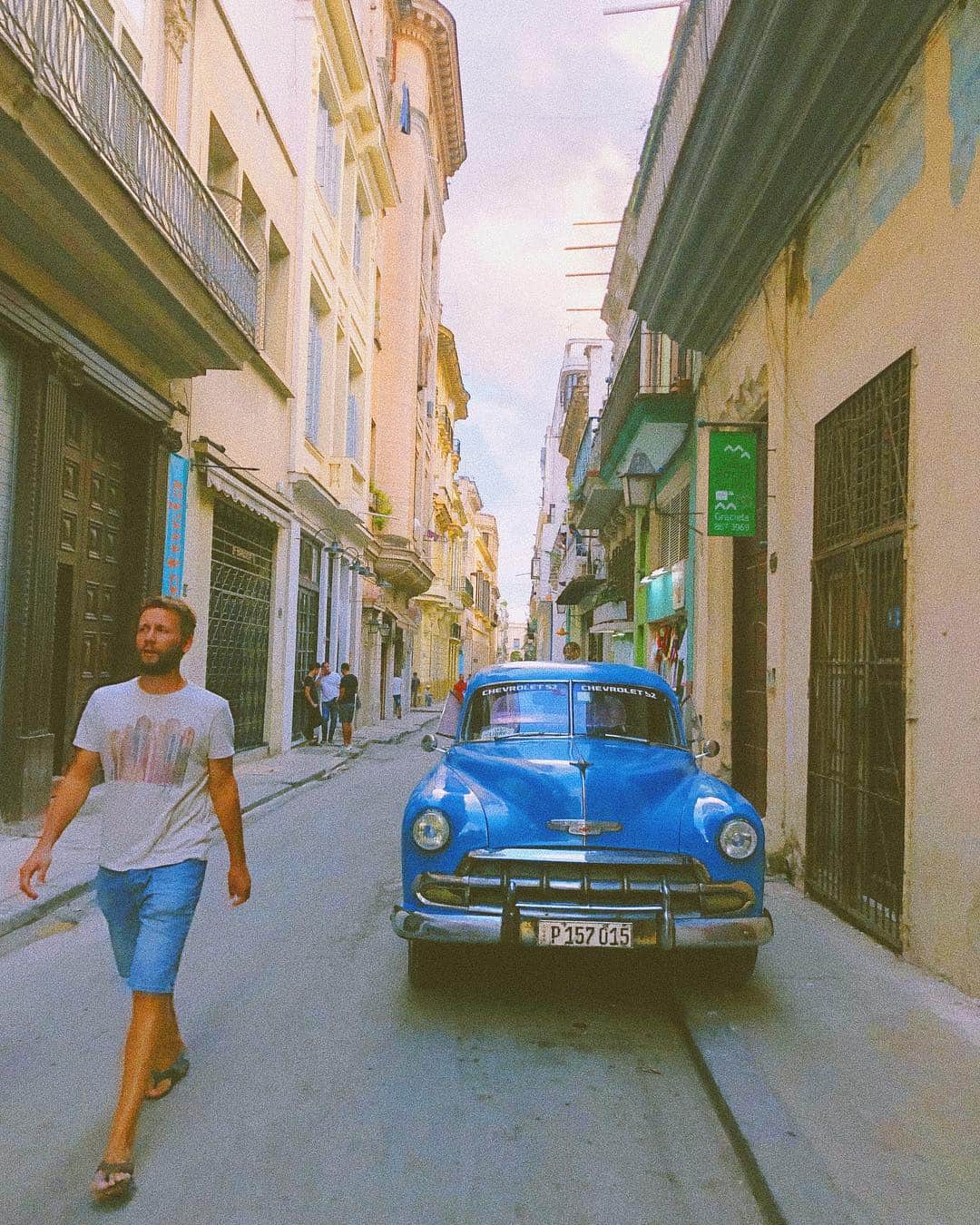 ユリサさんのインスタグラム写真 - (ユリサInstagram)「The tans will fade, but the memories will last forever🌈🇨🇺 Havana, ooh na na♥️ #Havana #cuba #classiccar #vintage」4月2日 11時53分 - yurisa