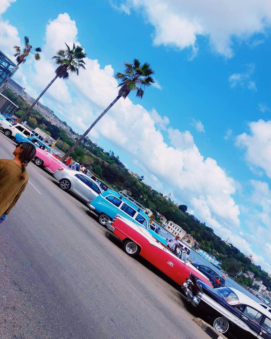 ユリサさんのインスタグラム写真 - (ユリサInstagram)「The tans will fade, but the memories will last forever🌈🇨🇺 Havana, ooh na na♥️ #Havana #cuba #classiccar #vintage」4月2日 11時53分 - yurisa