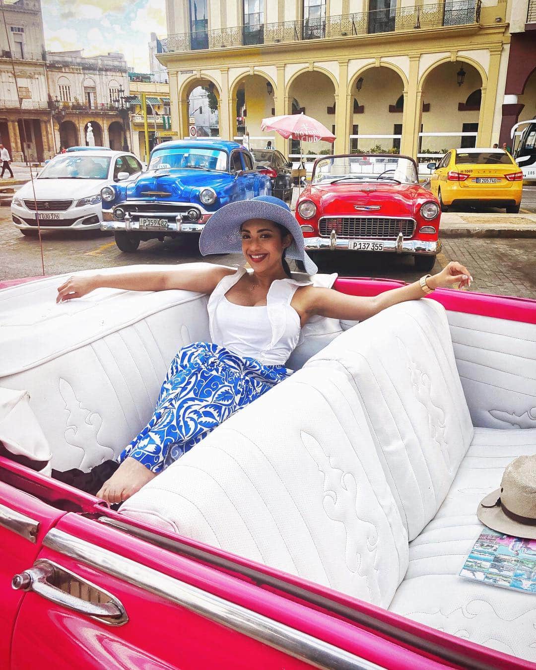 ユリサのインスタグラム：「The tans will fade, but the memories will last forever🌈🇨🇺 Havana, ooh na na♥️ #Havana #cuba #classiccar #vintage」