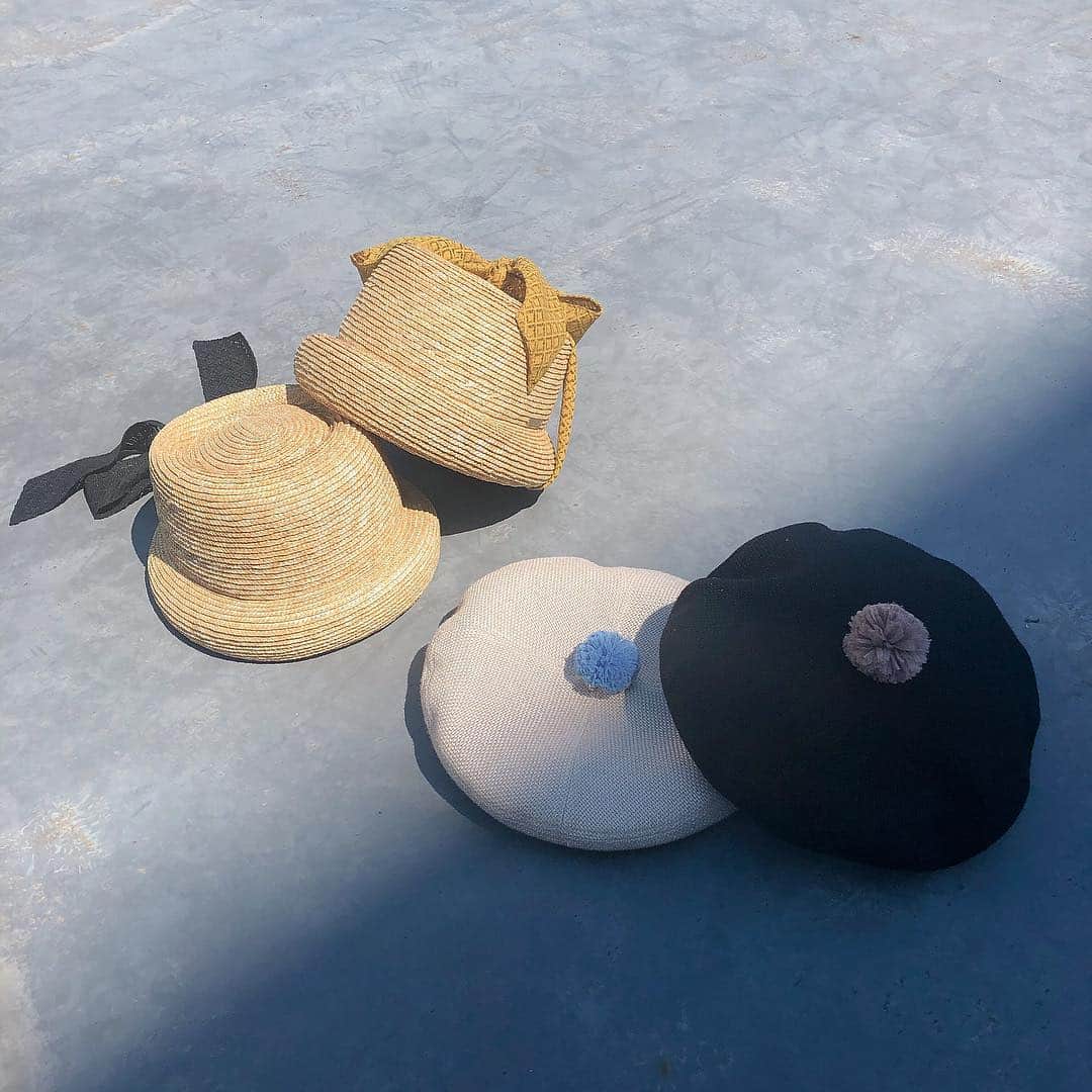 のインスタグラム：「⚪︎ 今週入荷の新作。 コーストークはオンラインストアの先行予約でも 人気の商品！ 入荷までどうぞお楽しみに🍍 ・ ※予約分数量が達したため先行予約は終了致しました。 ・ ・ #カオリノモリ #kaorinomori #コーストーク #ホライズベレー #トーク帽 #トーク #ベレー #ベレー帽 #帽子 #ストローハット #春夏 #麦わら帽子  #instahat #toque #beret #fashion #spring #summer」