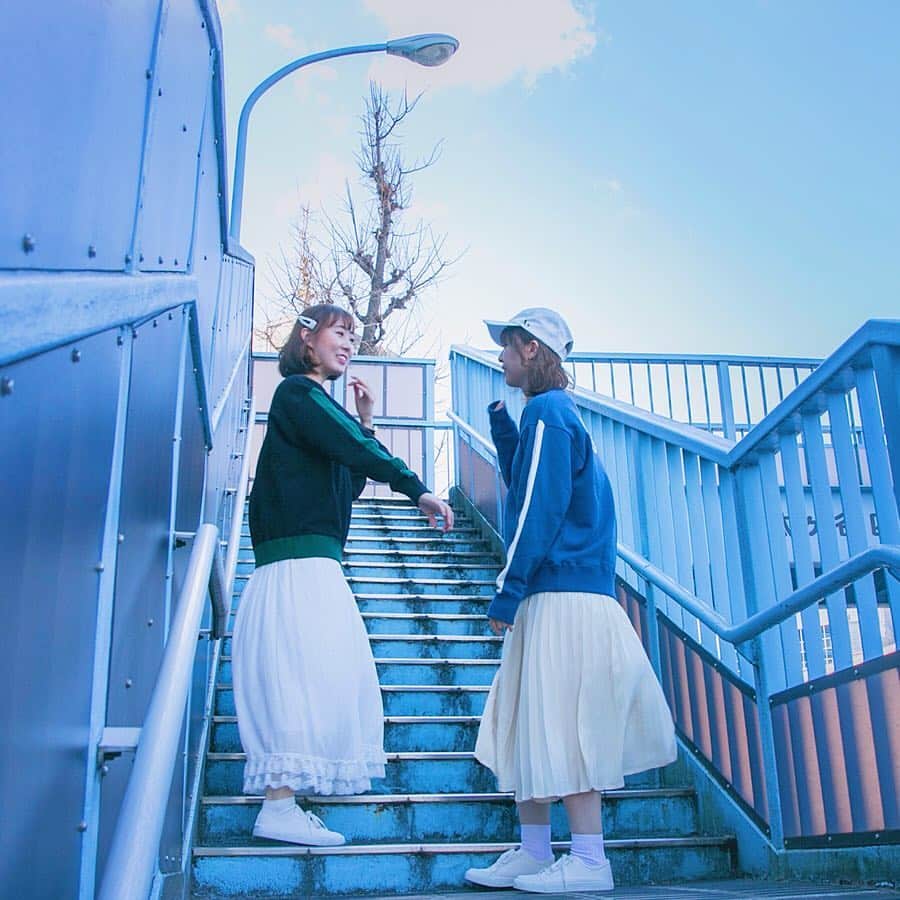 SuperGroupiesのインスタグラム：「へいりんとぴかちゃんの#双子コーデ 👯‍♀️💕 ⠀⠀⠀⠀⠀ 色違いのトレーナーと ホワイトスカートでおそろです😘😆 ⠀⠀⠀⠀⠀ ヘアアレンジも白でおそろ💕 へいりんはパールヘアピン、 ぴかちゃんはキャップで二人らしくコーデ🎀 ⠀⠀⠀⠀⠀ コーデに合わせたアイテムは #僕のヒーローアカデミア コラボ商品です⚡️ ⠀⠀⠀⠀⠀ 皆さんも二人みたいに 友達と合わせたコーデで お出かけするのはいかがですか👯‍♀️ ⠀⠀⠀⠀⠀ キャラクターをイメージした ⠀⠀⠀⠀⠀ #アニメバウンド コーデでおそろするのもいいかも❤️ ⠀ ──────────────────────﻿ #アニメバウンド って何？🧐 アニメ、ゲームキャラクターの服装を連想させるコーディネートのこと！👗👠👜 ──────────────────────﻿ ⠀⠀ ⠀⠀⠀⠀⠀ 只今開催中の#アニメバウンド キャンペーン第6弾では 『僕のヒーローアカデミア』コラボアイテムなど 8名様に豪華なプレゼントが当たるので、⠀⠀⠀⠀⠀ ぜひ参加してみてください💕 ⠀ （詳細は下の情報をCHECK‼️） ⠀⠀⠀⠀⠀ ⠀⠀⠀⠀⠀ ──────────────────────﻿ ＜Today’s Item＞﻿ My Hero Academia Collaboration Series 左) Bakugo Katsuki model #トレーナー 右) Todoroki Shoto model #トレーナー ※掲載商品は販売終了しました。 We’re sorry but they’re sold out. ──────────────────────﻿ ⠀⠀ ⠀⠀⠀⠀⠀⠀ ⠀⠀⠀⠀⠀ ⠀⠀⠀⠀⠀ 🌈アニメバウンドキャンペーン第6弾開催🌈﻿ ⠀⠀⠀⠀⠀ ＝＝＝＝＝＝＝＝＝＝＝＝＝＝＝＝＝＝＝＝＝＝＝﻿ 🎁プレゼント商品🎁﻿ ※投稿の際に必ずご希望のモデルを記載してください。⠀⠀ ◆僕のヒーローアカデミア ①轟焦凍モデル 財布  ②爆豪勝己モデル 腕時計⠀⠀⠀⠀⠀ ◆名探偵コナン ③安室透モデル リュック  ④赤井秀一モデル バッグ ⠀⠀⠀⠀⠀ ◆刀剣乱舞-ONLINE- ⑤乱藤四郎モデル 傘  ⑥堀川国広モデル 腕時計 ⠀⠀⠀⠀⠀ ◆アイドリッシュセブン ⑦逢坂壮五モデル 腕時計  ⑧九条天モデル リュック ⠀⠀⠀⠀⠀ ＝＝＝＝＝＝＝＝＝＝＝＝＝＝＝＝＝＝＝＝＝＝＝﻿ ⠀⠀⠀⠀⠀ ﻿ ─────────────────────﻿ ↓応募方法はこちら↓﻿ ☑️SuperGroupies 公式アカウント（ @supergroupies ）をフォロー﻿ ☑️アニメバウンドを投稿﻿ （着て撮っても、置いて撮ってもOK！）﻿ ※キャラクターは問いません。プレゼント商品のタイトル以外でも構いません。﻿ ☑️キャプションに「#アニメバウンド / 希望のモデル」を記載﻿ ─────────────────────﻿ ﻿ ※期間中、何回でも投稿してOKです💜﻿ ﻿ ﻿ 応募期間は4月15 日（月）まで！﻿ たくさんのご応募お待ちしております👏﻿ ⠀⠀⠀⠀⠀ ⠀⠀⠀⠀⠀ キャンペーンの詳細が気になる方は、 「#アニメバウンド キャンペーン第6弾」バナーの投稿をぜひチェックしてみてください😆💨 ⠀⠀⠀⠀⠀ ⠀⠀⠀⠀⠀ ⠀⠀⠀⠀⠀ ⠀⠀⠀⠀ #supergroupies #anime #japaneseanime #スーパーグルーピーズ #アニメ #アニメコラボ #コラボグッズ #ファッションにアニメを #アニメグッス #おそろコーデ #twinlook #트윈룩 #시밀러룩 #ヒロアカ #MyHeroAcademia #bakugo #bakugoukatsuki #爆豪勝己 #轟焦凍 #todoroki #TodorokiShouto #春コーデ #今日のコーデ #ストリートコーデ #スポーティーコーデ」