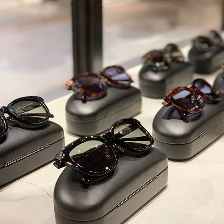 ジョンブルさんのインスタグラム写真 - (ジョンブルInstagram)「. JOHNBULL glasses﻿ lot.JG230&JG229 / ¥18,000+tax﻿ ﻿ いよいよ紫外線も強くなりサングラスも手放せない季節が近づいてきました🕶﻿ ﻿ JOHNBULLオリジナルのサングラスはトレンドの丸みのあるボストン型、定番の逆台形型、ウェリントン型の2種類ご用意！いずれもユニセックスでお使いいただけます。﻿ ﻿ ﻿ #johnbull #johnbullprivatelabo  #original #sunglasses #glasses #fashion #newarrival #summer #spring #mustitem #newin #pickupitems  #2019ss #ジョンブル #ジョンブルプライベートラボ #サングラス #オリジナルアイテム #夏の必須アイテム #定番アイテム #春の新作 #新作入荷 #大人カジュアル」4月2日 12時02分 - johnbull_private_labo