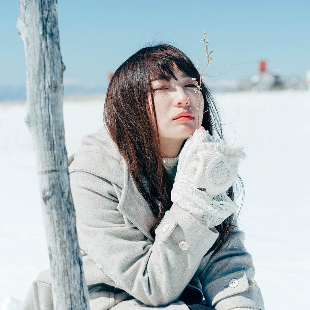 のインスタグラム：「昨日は風は強いわ、雹は降るわ、で大荒れの1日。 4月やけど寒〜❄️ . . . #雪山 #sonya7riii #sonyalpha7 #as_archive #indies_gram #hueart_life #good_portraits_world #ig_phos #ray_moment #indy_photolife #screen_archive #impression_shots #colorsjp #Rox_Captures #jp_mood #lines_and_points #pixlib_jp #photogram_archive #jp_portrait部 #透明 #エモい #ポートレート撮影 #光と影 #被写体募集 #霧ヶ峰」