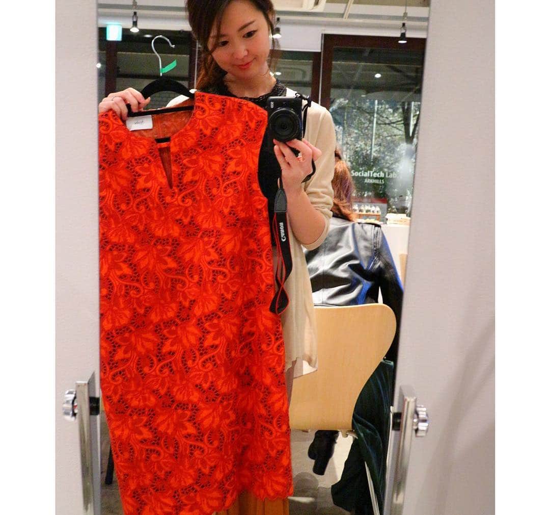 花田浩菜さんのインスタグラム写真 - (花田浩菜Instagram)「三越伊勢丹の衣服のシェアリングサービス『CARITE』の座談会へ アドバイザーとして参加させて頂きました👗✨ . . 今話題のシェアリングサービスが三越伊勢丹でもあるなんて！ ANNASUIなどのハイブランドも参加しており、結婚式などで着たいようなフォーマルドレスもたくさん😊 一度しか着ないかもしれないドレス。着たいけれど、買うにはためらうお値段のものもシェアリングだと気軽に借りられるうえに三越伊勢丹で実際に見ることもできるんです😊 . . 所有ではなくシェアすることで毎日のライフスタイルがよりよく上質なものになんて、とっても素敵なサービス！ これからよりブランドや商品も増えていく予定みたいなので、とっても楽しみです😊✨ これから子供の行事なども増えてくるだろうし#フォーマルスーツ も増えてほしいな😊など色々意見交換もさせて頂きました。 . . レンタル料にはクリーニング代も含まれているので安心ですし、私も借りたいなーと思う総レースのドレスや買うには挑戦なカラードレスなど、素敵なものがたくさんでした🙆‍♀️✨ 5月にアプリもリニューアルされるそうなのでこれからより楽しみ✨👗 . . #PR #CARITE #カリテ #シェアエコ #シェアリングエコノミー #ファッション  #三越伊勢丹 #ママライフ #l4l #happy #happydays」4月2日 12時05分 - hanadahirona