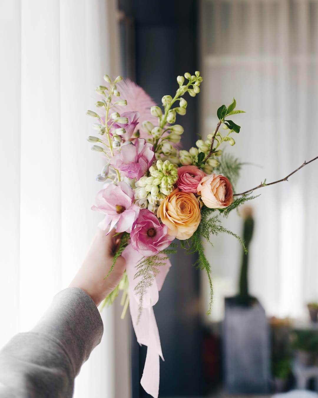 JF flower Shopさんのインスタグラム写真 - (JF flower ShopInstagram)「✨ Jf flower shop. . . . .#2019jfflowershop #jfflowershop #flower #florist #floral #flowerlesson #koreanflorist #flowerstagram  #koreanflower  #웨딩부케 #플로리스트 #플로리스트수업 #핸드타이드  #범계플라워레슨 #꽃꽂이 #플라워레슨 #꽃꽂이수업 #안양꽃집 #범계꽃집 #평촌꽃집 #과천꽃집 #인덕원꽃집 #동편마을꽃집 #포일동꽃집 #내손동꽃집 #의왕꽃집#제이에프웨딩 #촬영부케」4月2日 12時05分 - jfflowershop